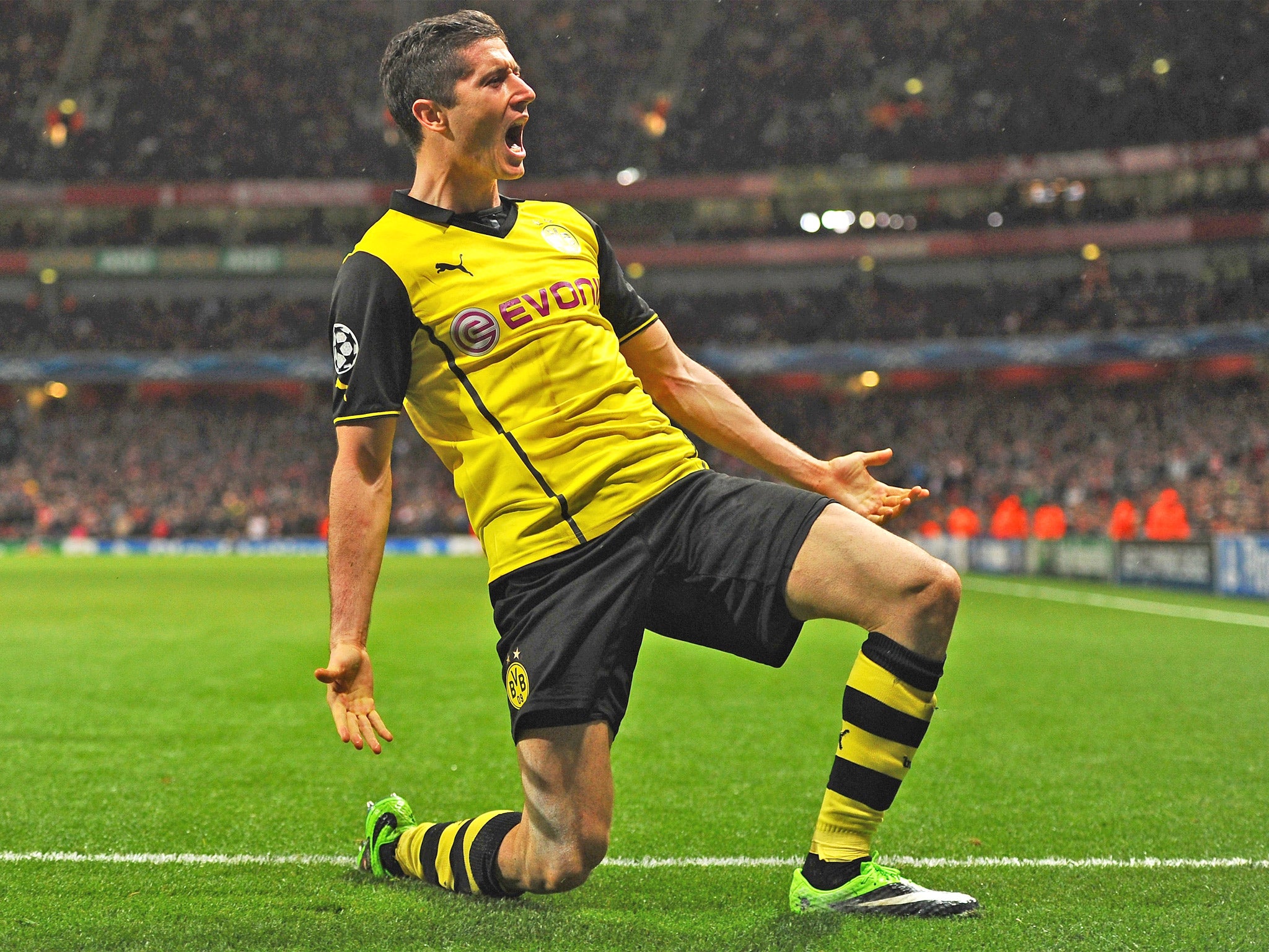 Robert Lewandowski celebrates scoring Dortmund's late winner