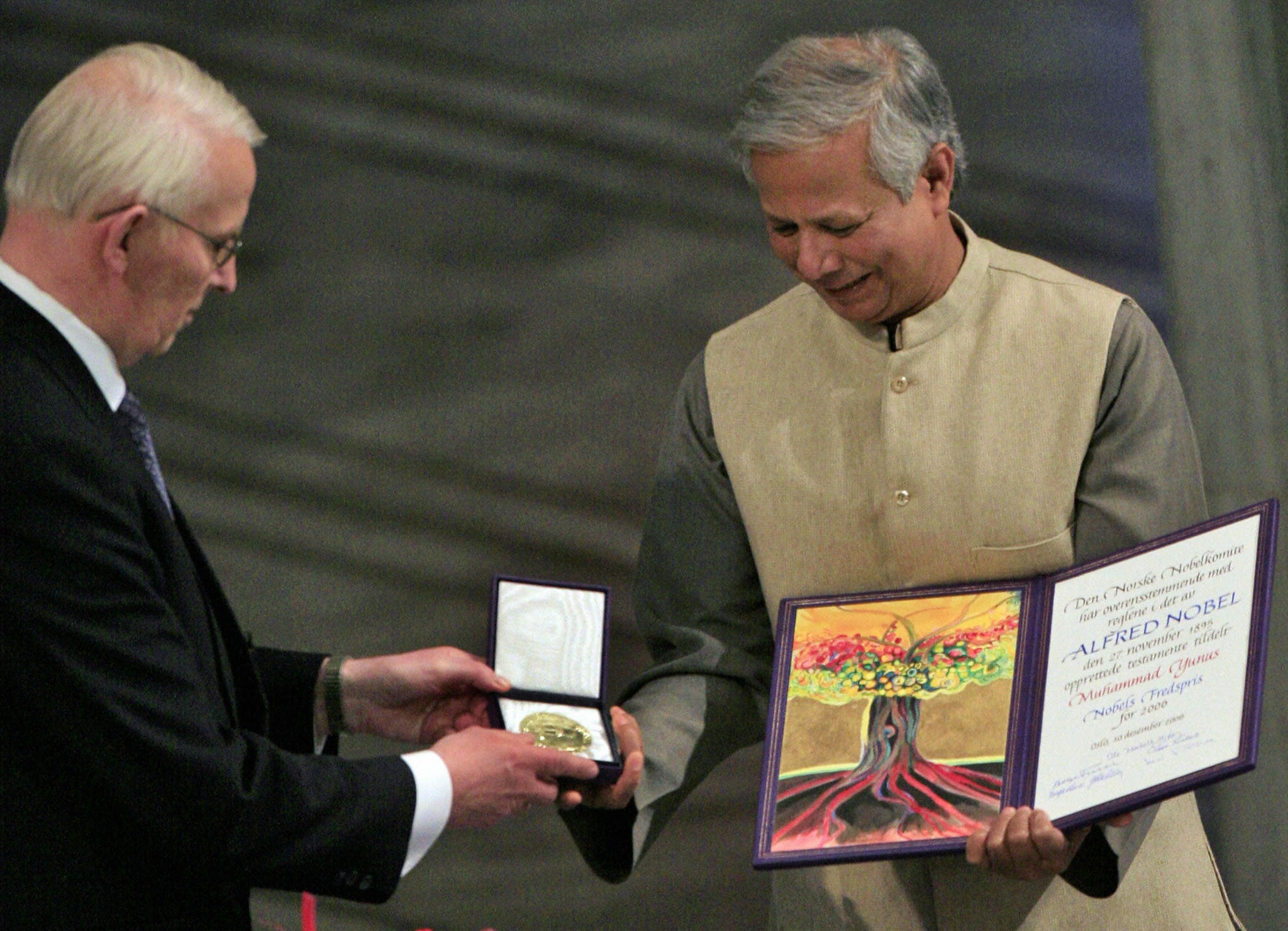 Yunus receiving the Nobel medal, 2006