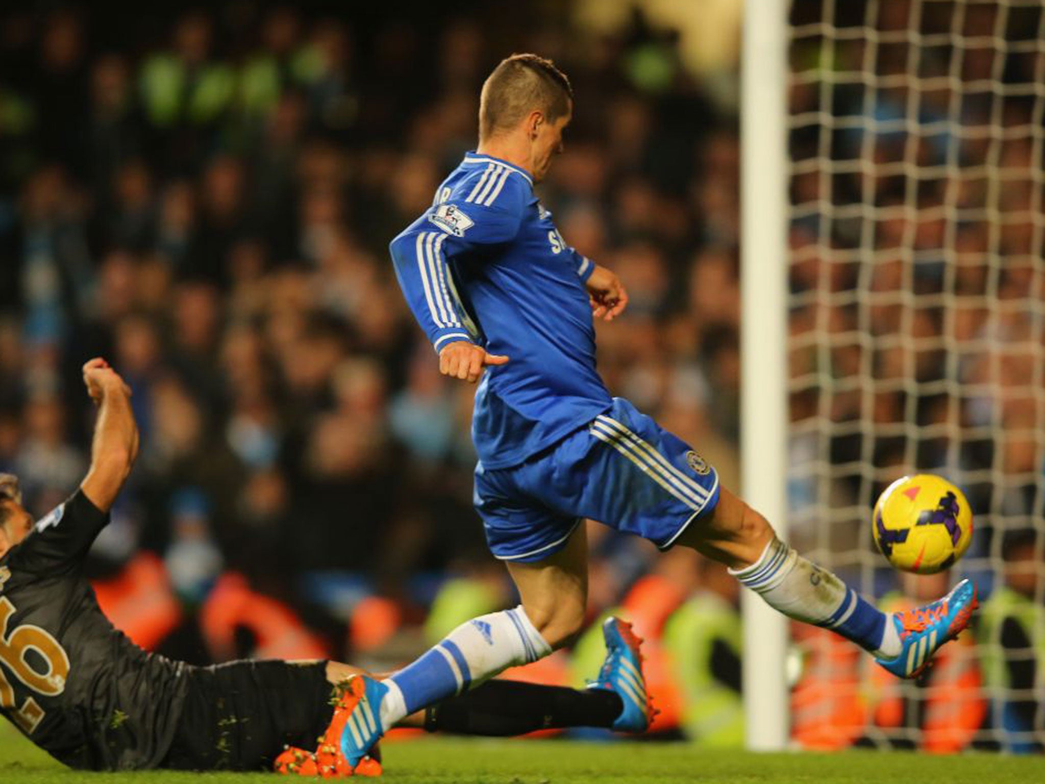 Fernando Torres scores the late winner from a narrow angle