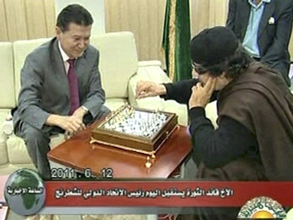 Ilyumzhinov plays chess with Muammar Gaddafi in Tripoli in 2011