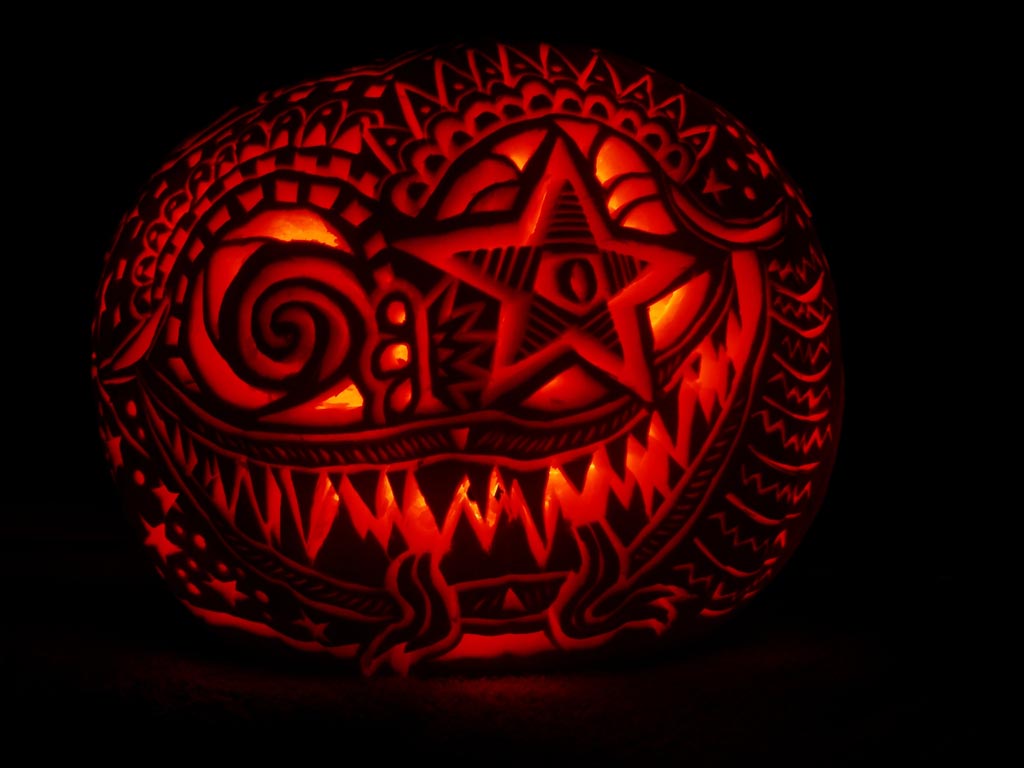 An incredible and terrifying carving from reader Rebecca. This creation took eight hours to carve, not including hollowing and adjustments, and three weeks to design. From the result, it was worth the time