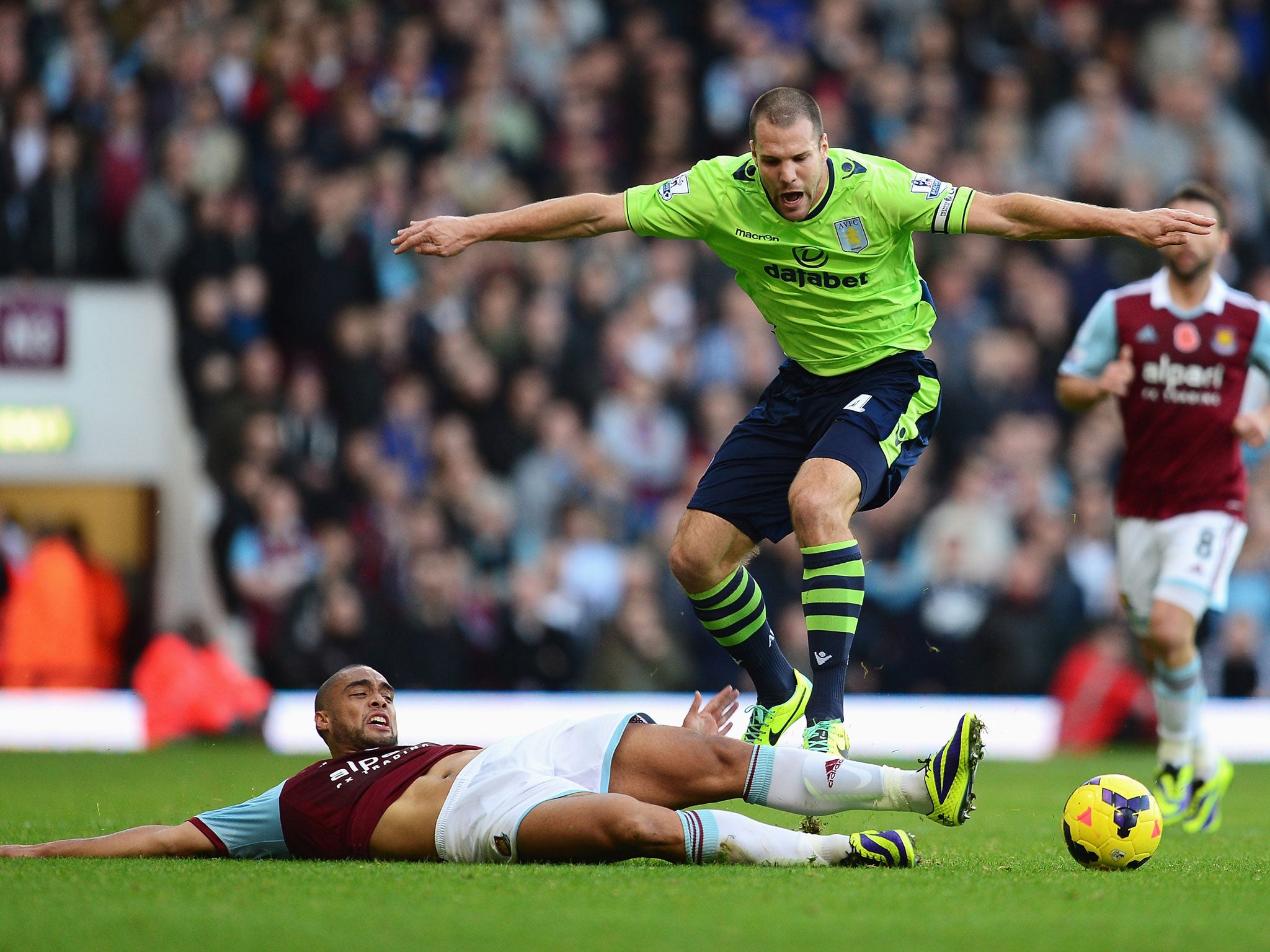 Ron Vlaar is dispossessed by Winston Reid