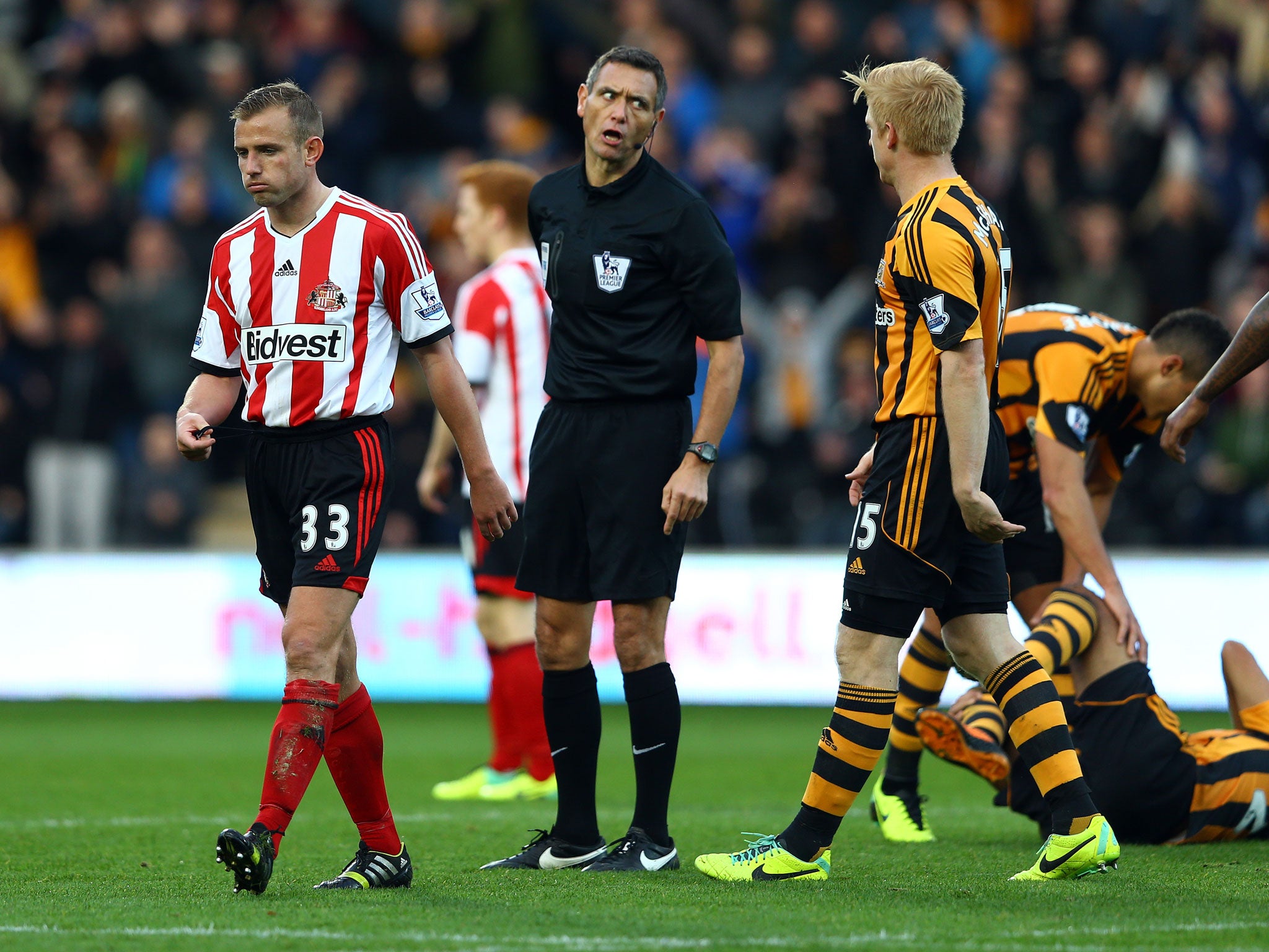 HULL, ENGLAND - NOVEMBER 02: Lee Cattermole is sent off for Sunderland