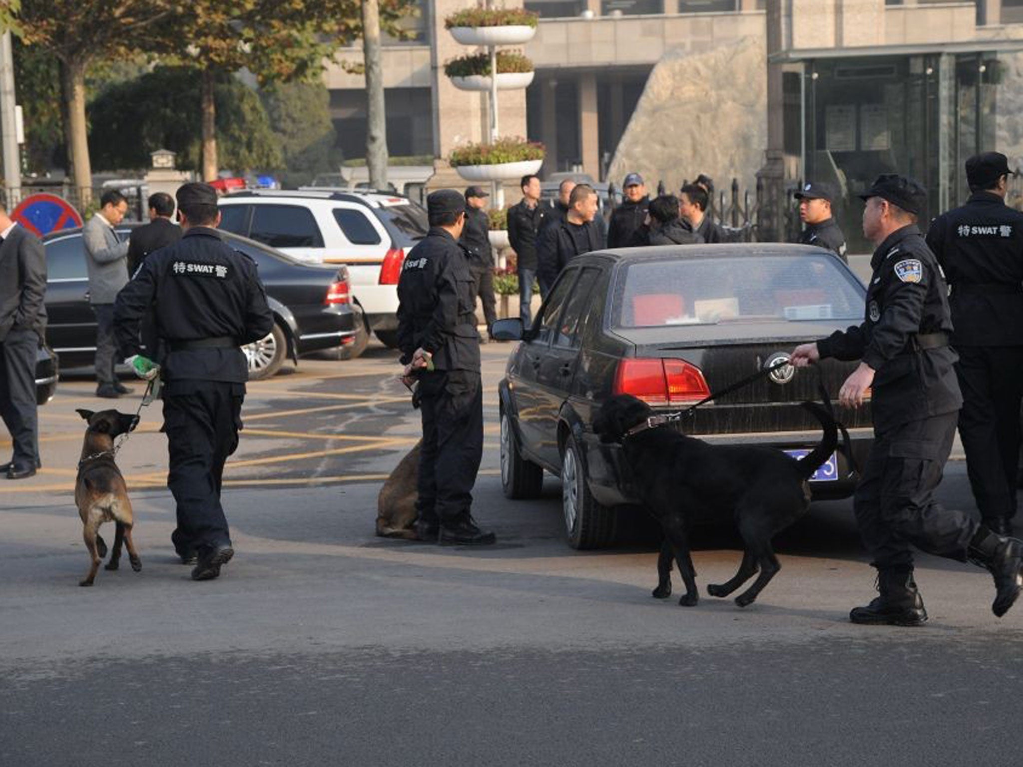 Investigators work at the site of an explosion, outside the provincial headquarters of China's ruling Communist Party in Taiyuan, Shanxi province, China, 6 November 2013.