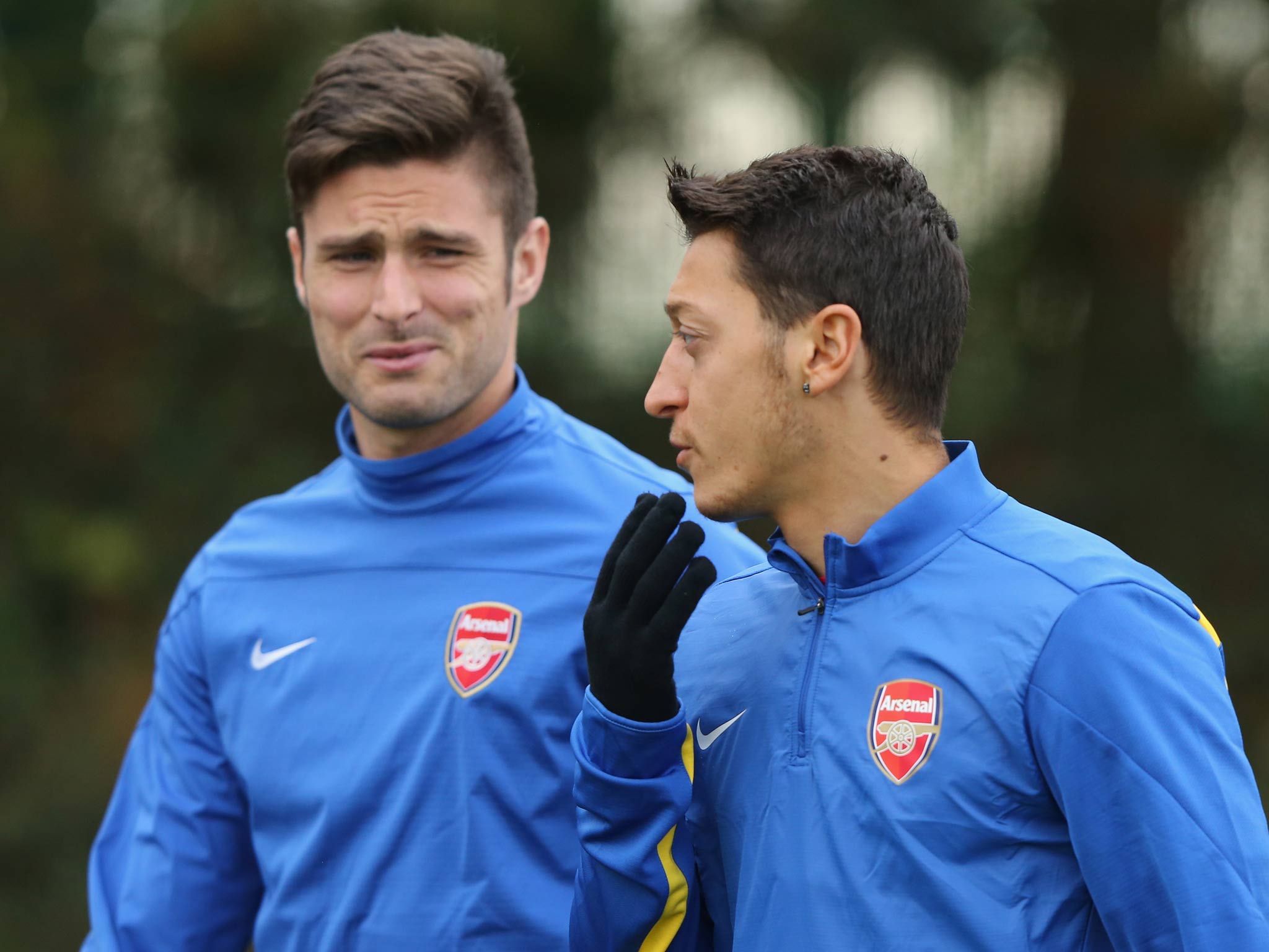 Olivier Giroud and Mesut Oezil train together