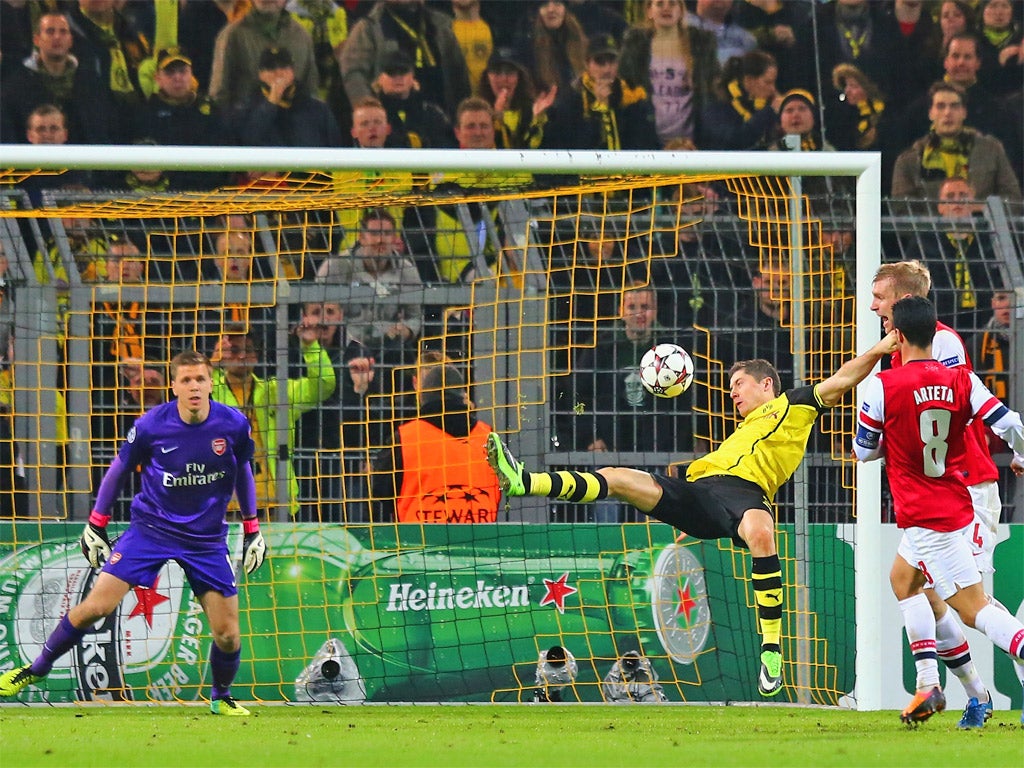 Robert Lewandowski goes down late in the game but no penalty is awarded (Getty)