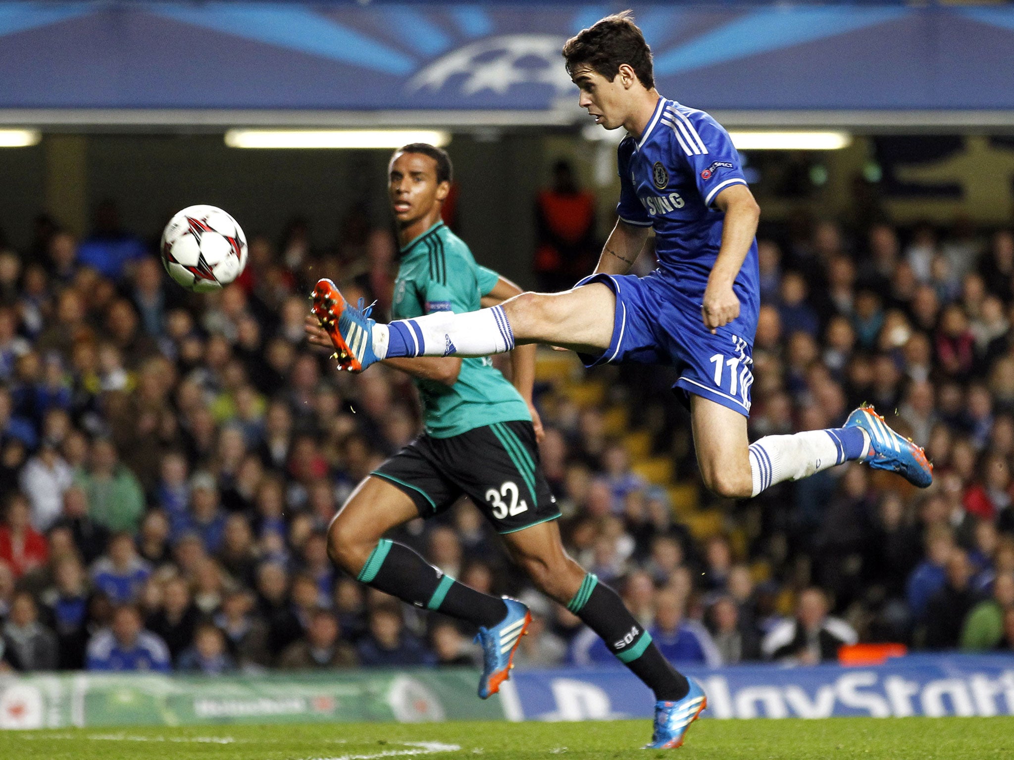 Oscar in action for Chelsea in 2020