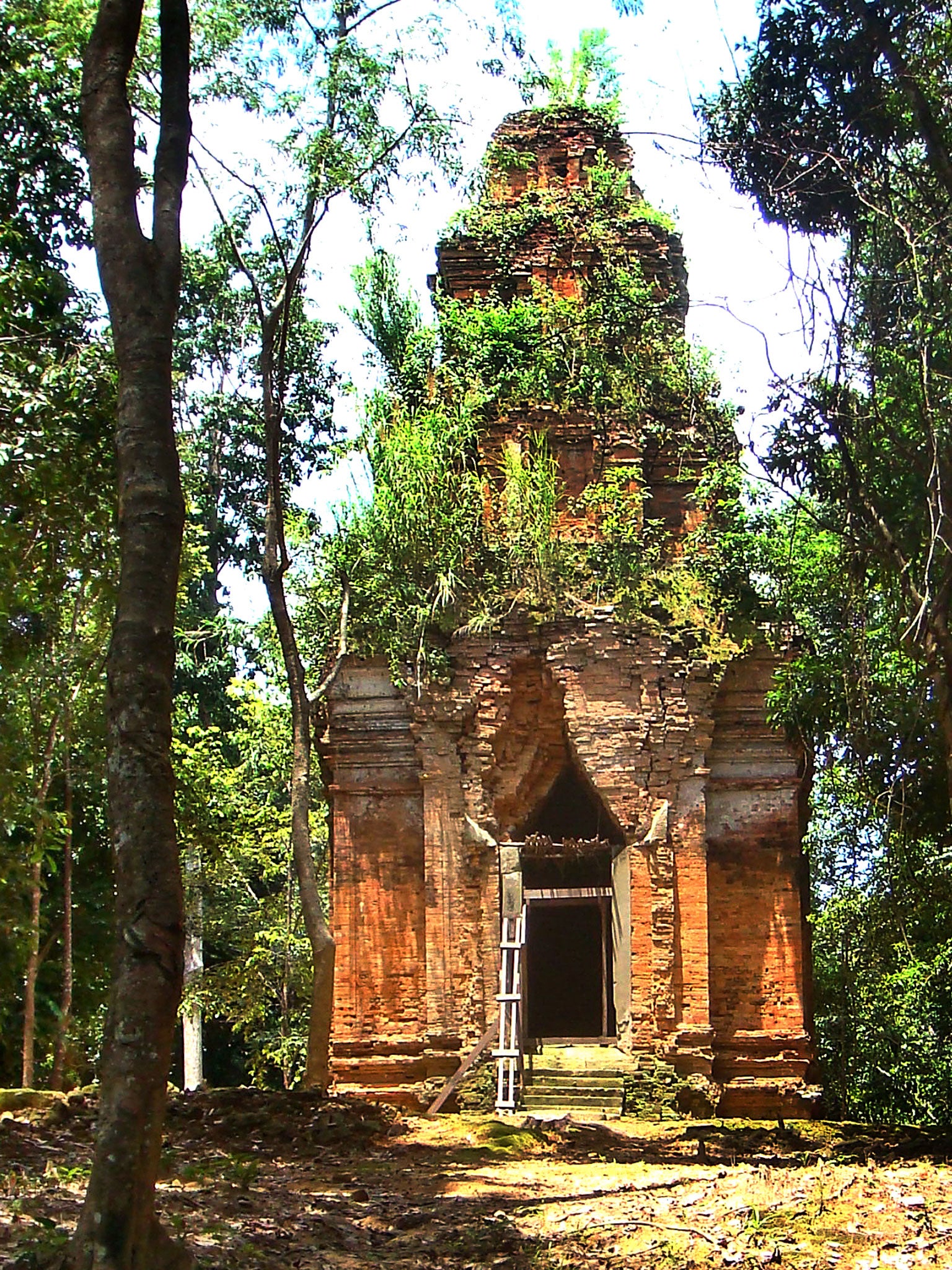 Past glory: on Phnom Kulen there are lost temples on the route to Sras Damrei