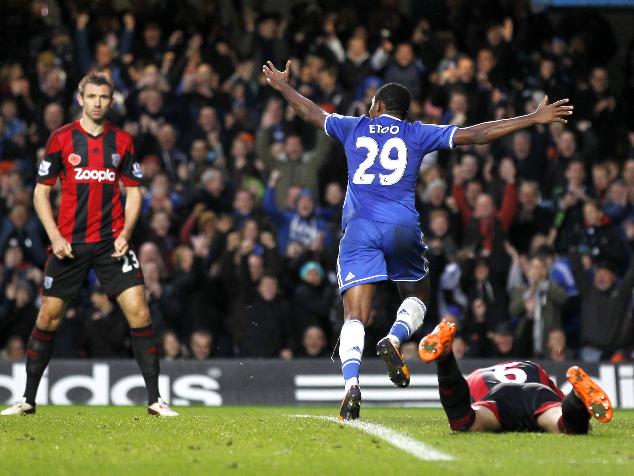 Chelsea's Cameroonian striker Samuel Eto'o (C) celebrates scoring the opening goal against West Brom