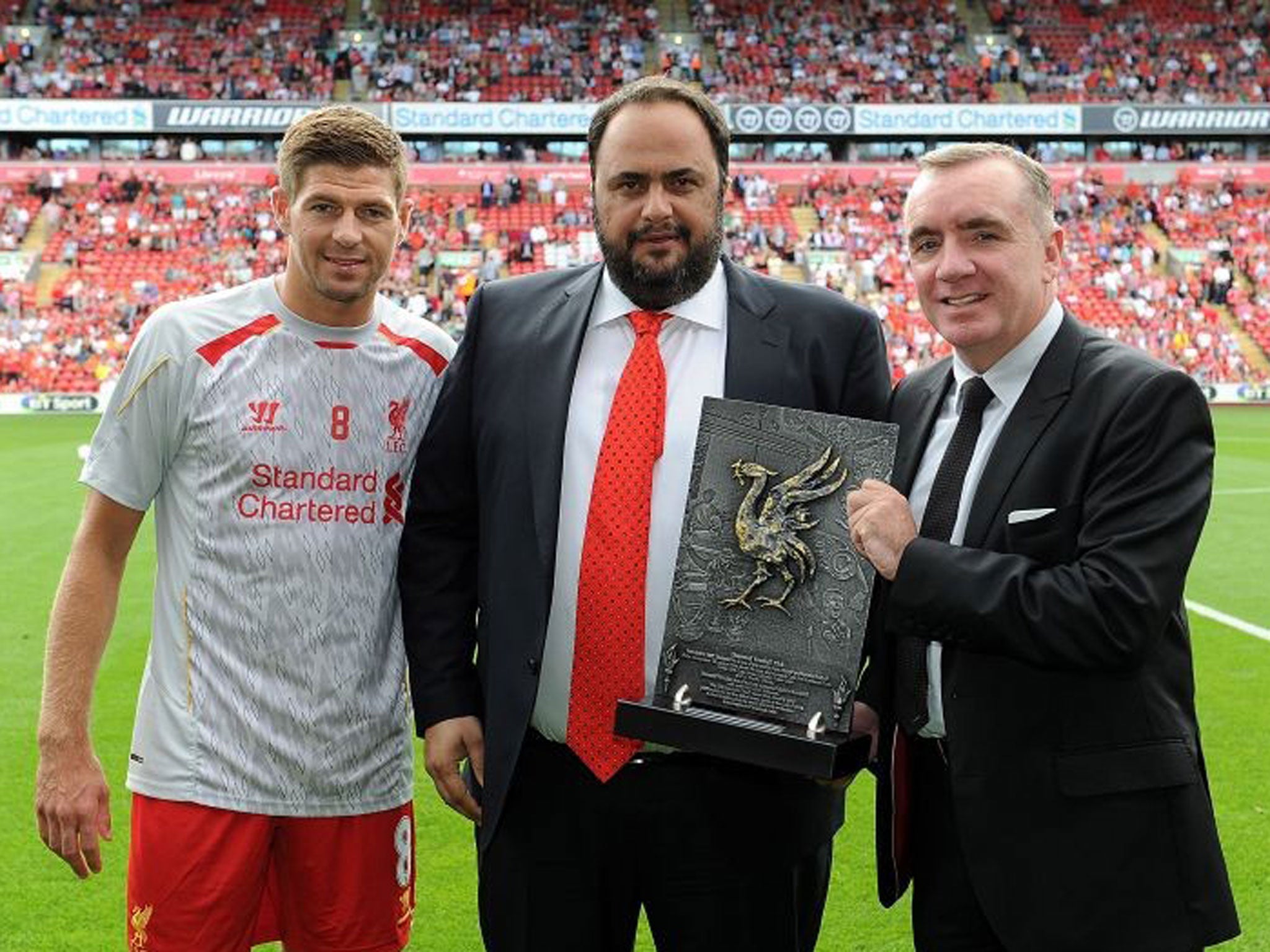 Evangelos Marinakis (centre) revealed he has coronavirus (Getty)