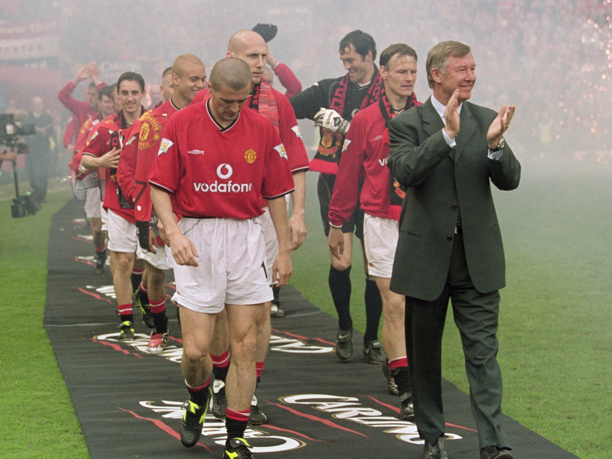 Alex Ferguson and Roy Keane celebrate winning the league in 2001