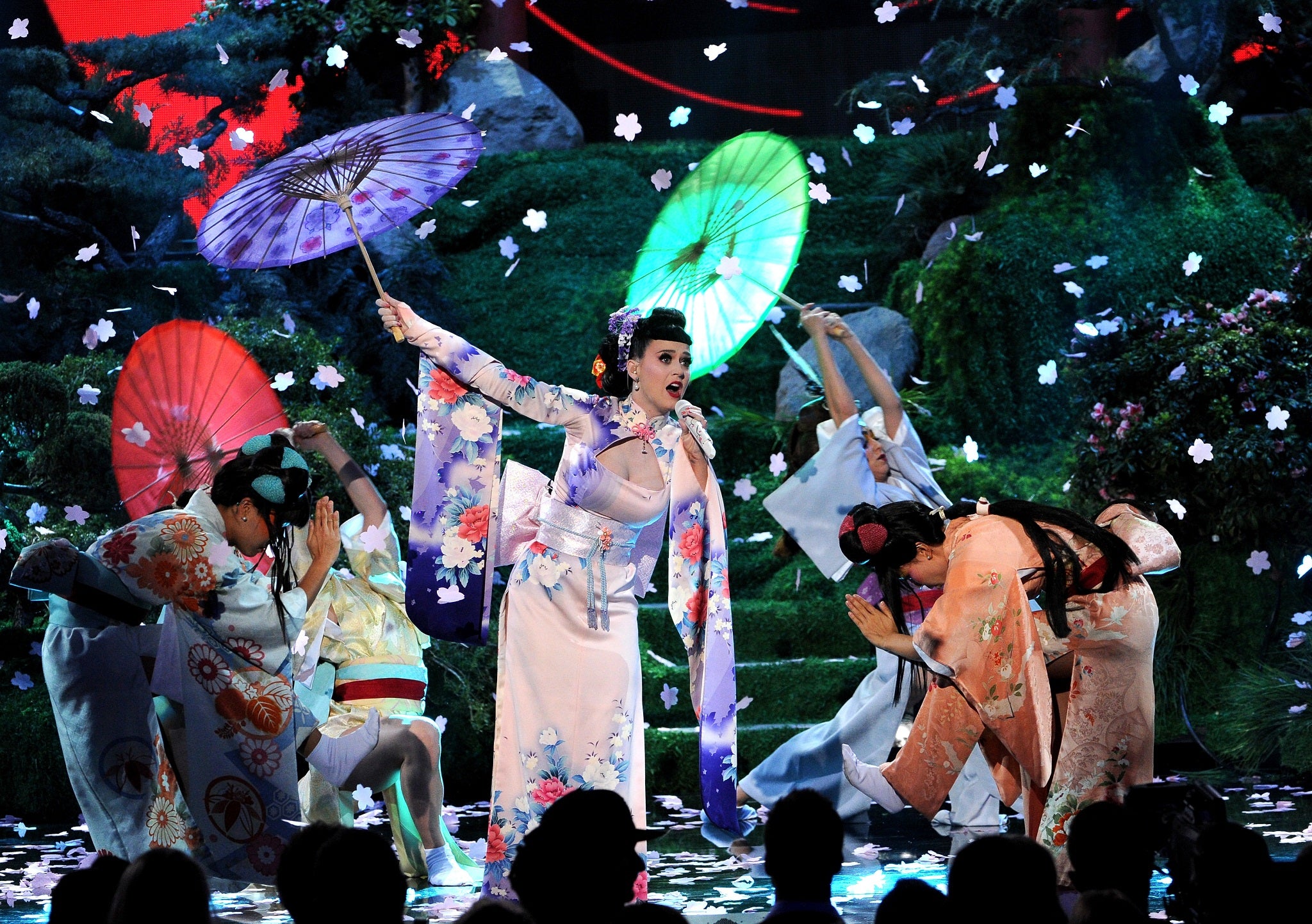 Katy Perry performed in a satin kimono with Geisha girls for back-up dancers