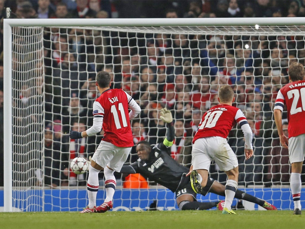 Ozil sees his penalty saved by Mandanda