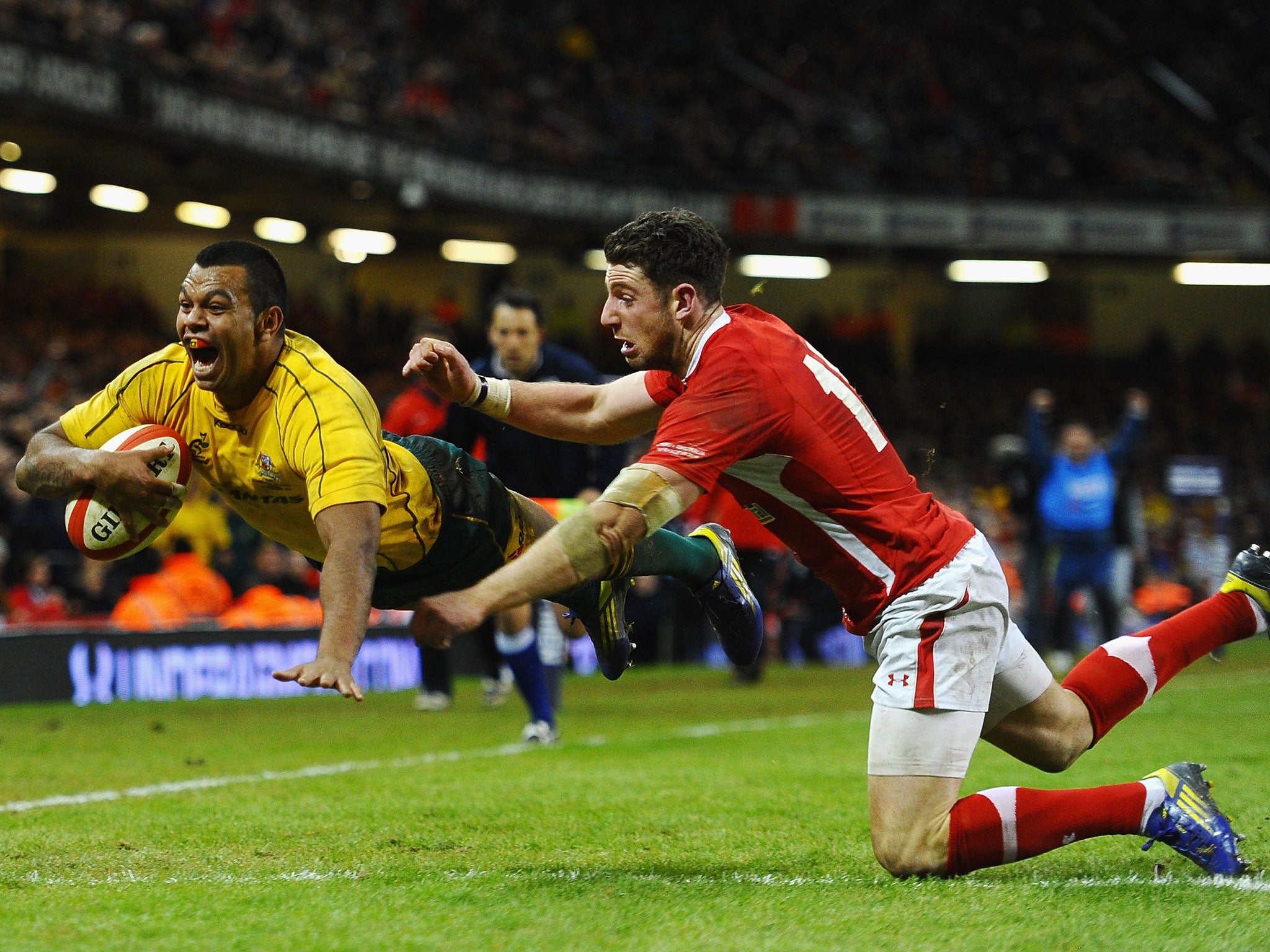 Kurt Beale beats Alex Cuthbert to score a late match-winning try for Australia at the Millennium Stadium last December