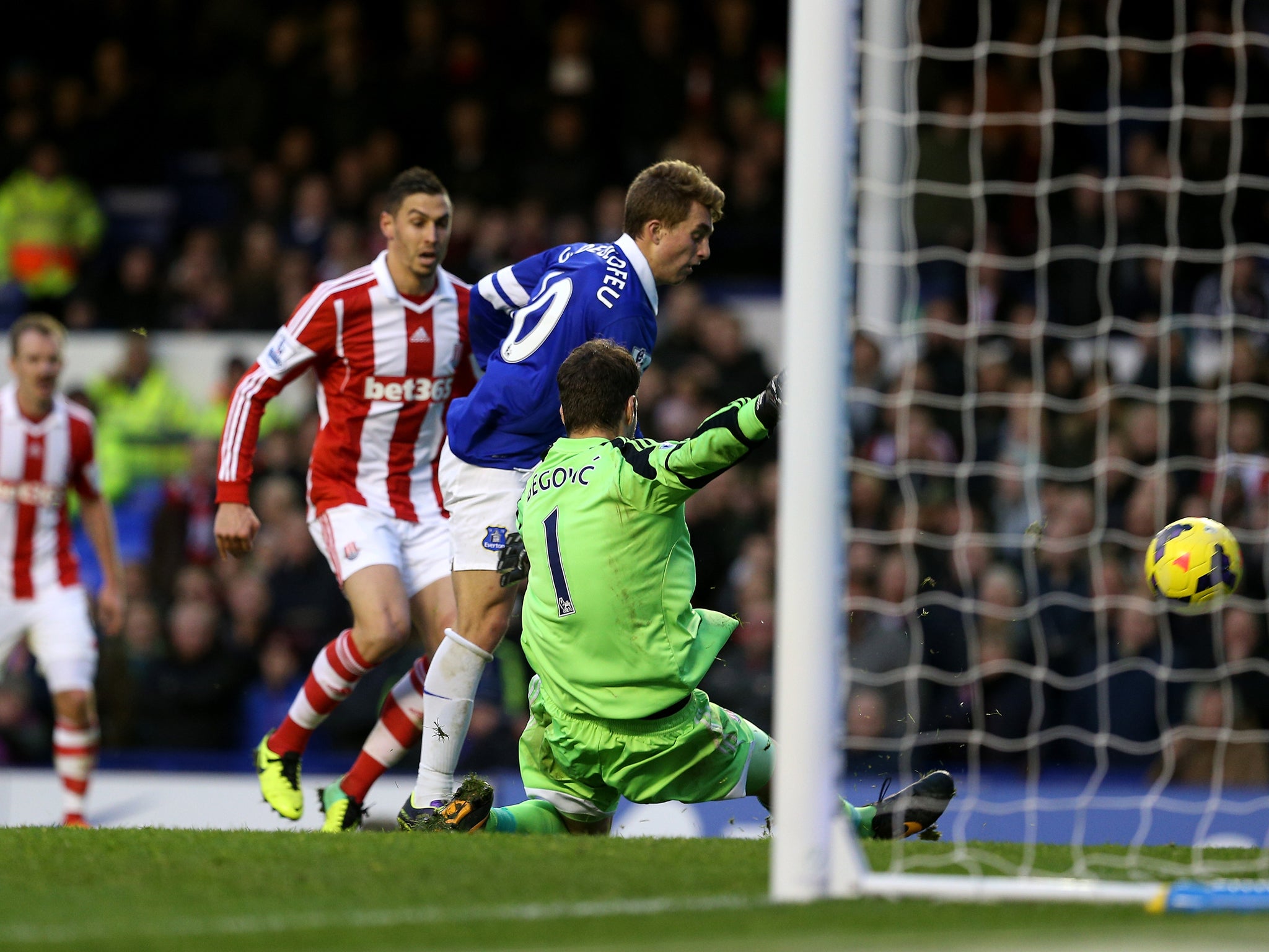 Gerard Deulofeu puts Everton ahead against Stoke