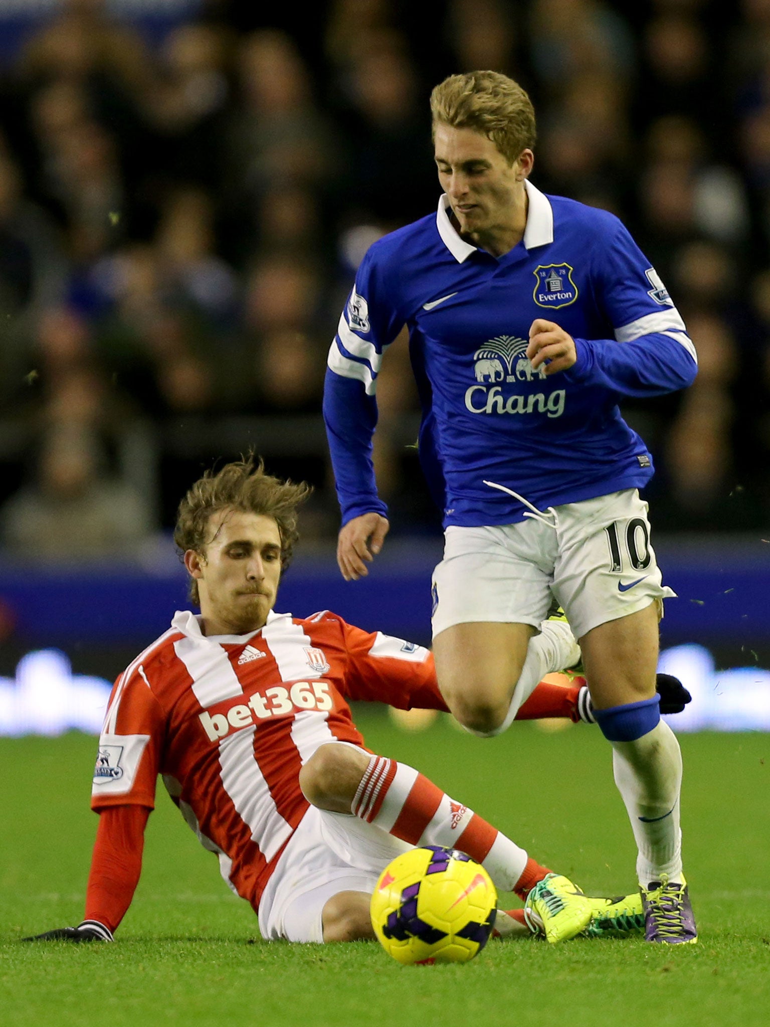 Gerard Deulofeu on the ball for Everton against Stoke City’s Marc Muniesa