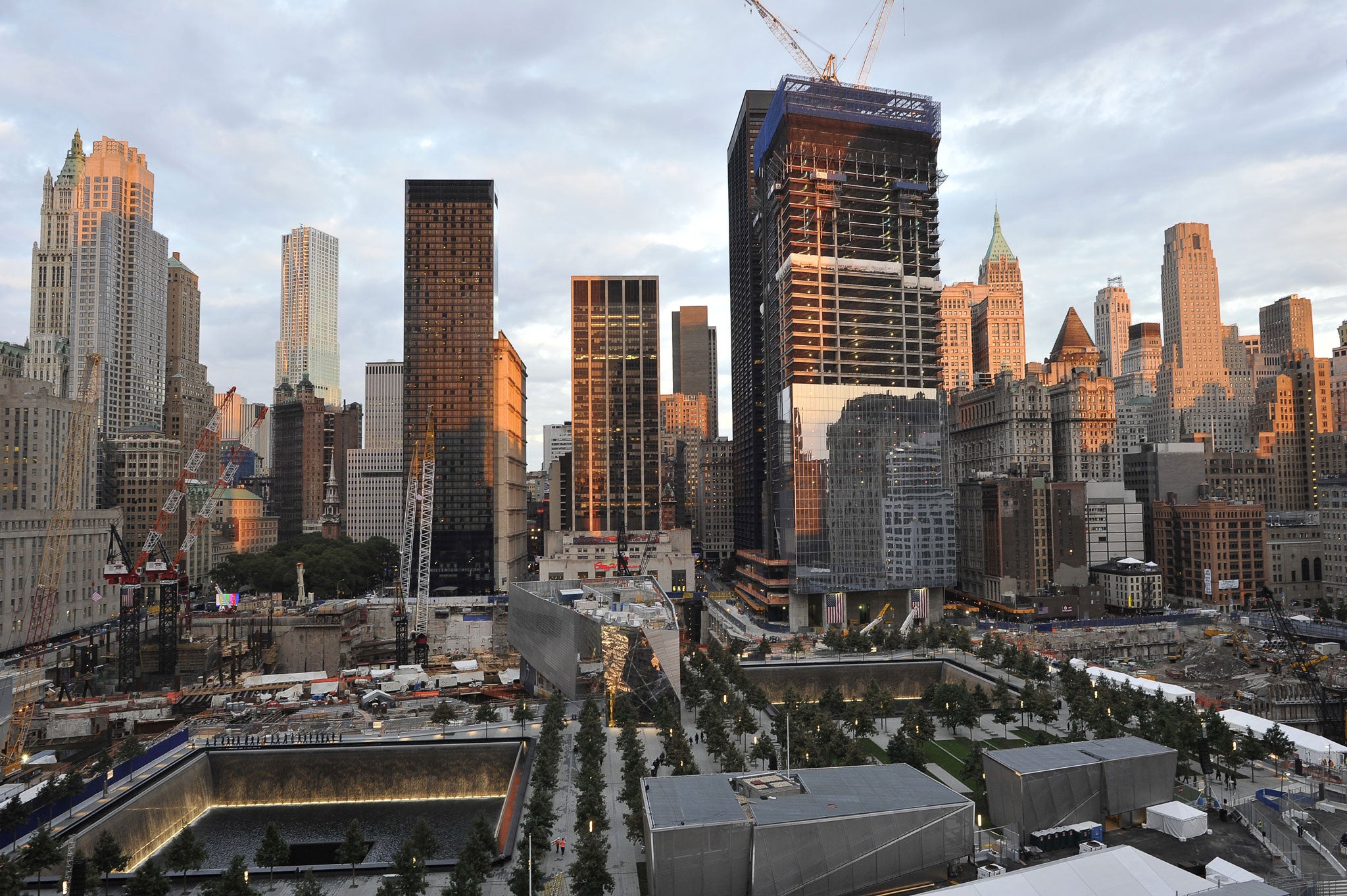 The Ground Zero memorial, surrounded by the sksycrapers of Manhattan