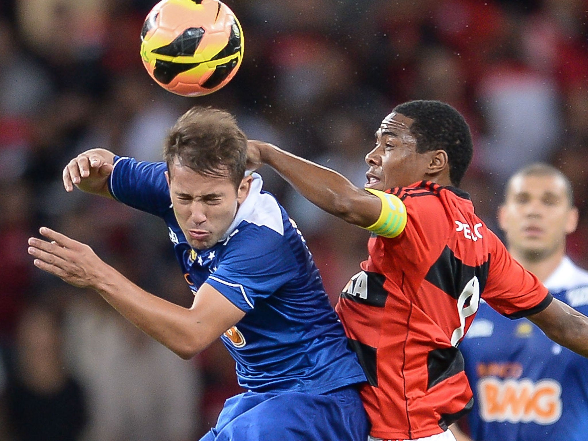 Elias (right) of Flamengo struggles for the ball with Everton Ribeiro (left) of Cruzeiro during a match between Flamengo and Cruzeiro