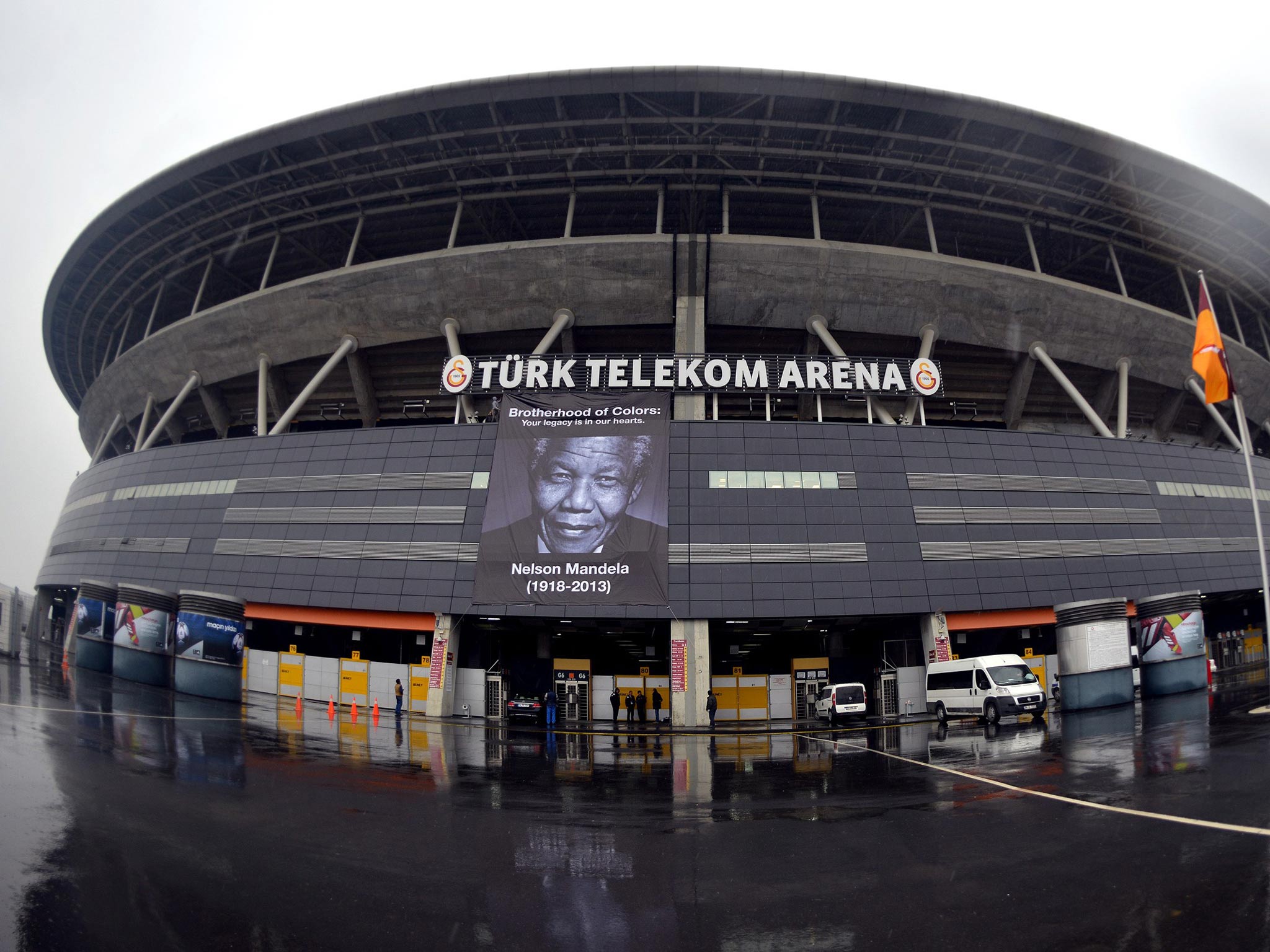 Galatasaray pay tribute to Mandela