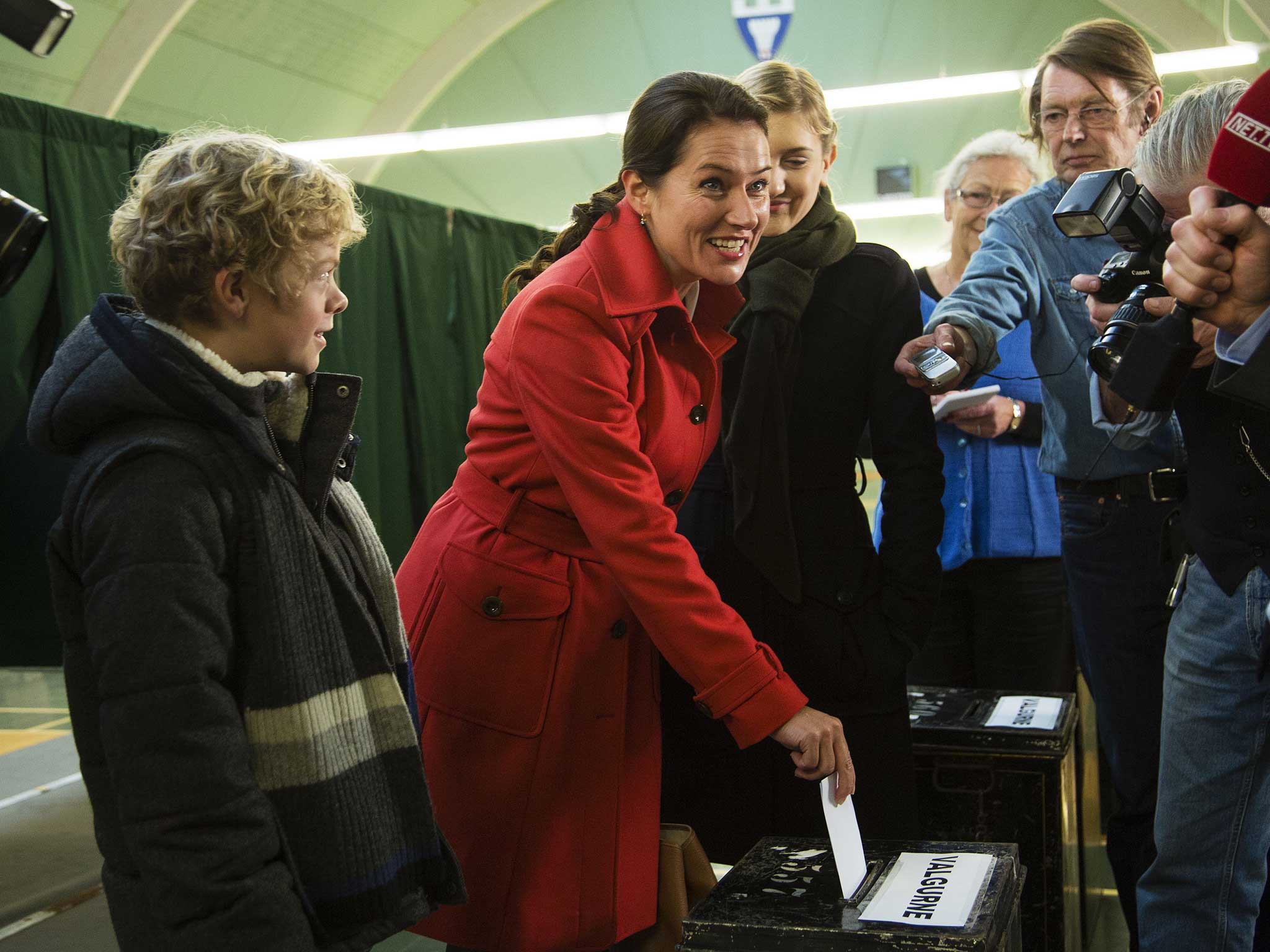 Birgitte Nyborg (Sidse Babett Knudsen) posts her vote