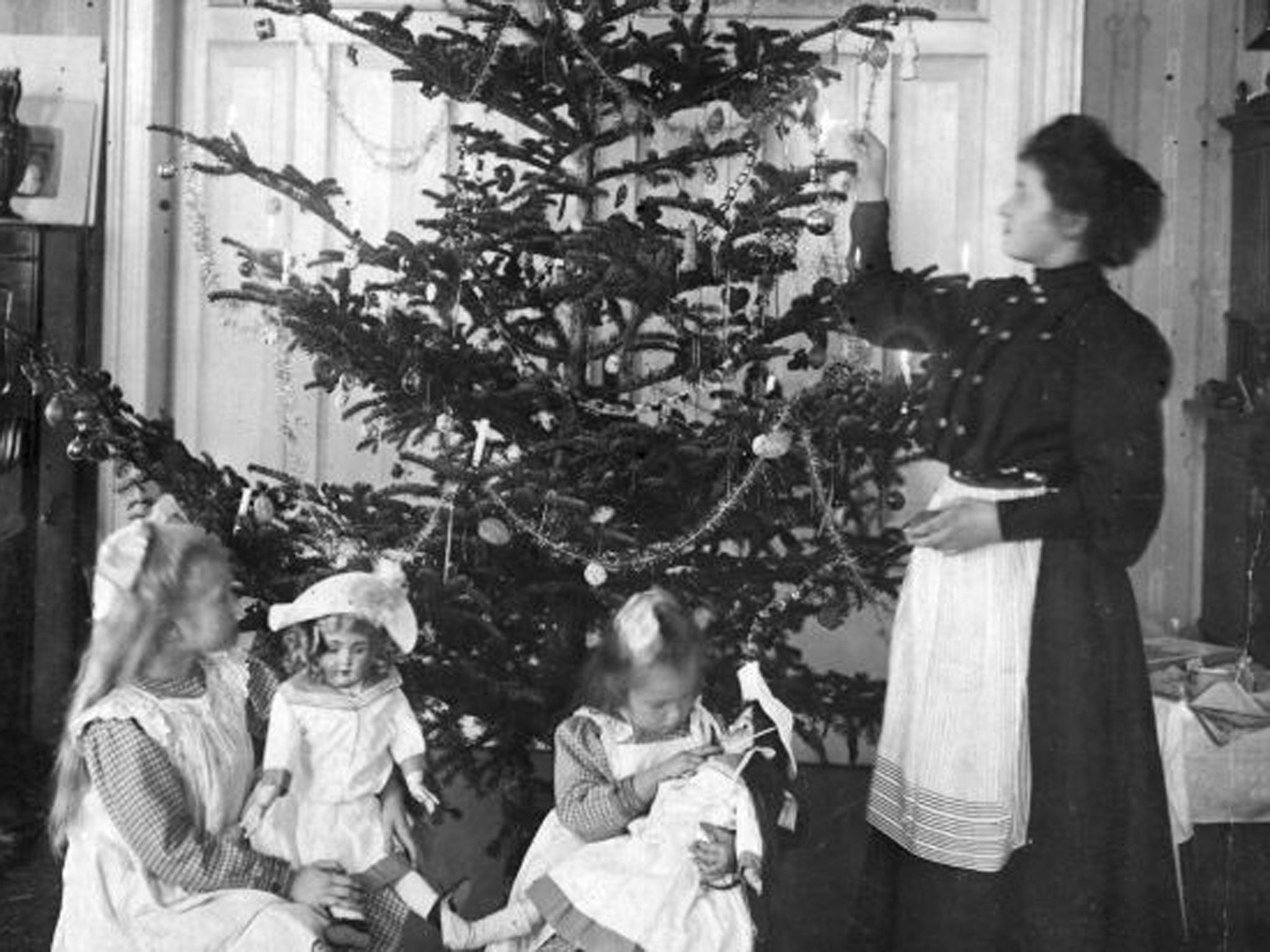 Decorating the Christmas tree in an Edwardian parlour