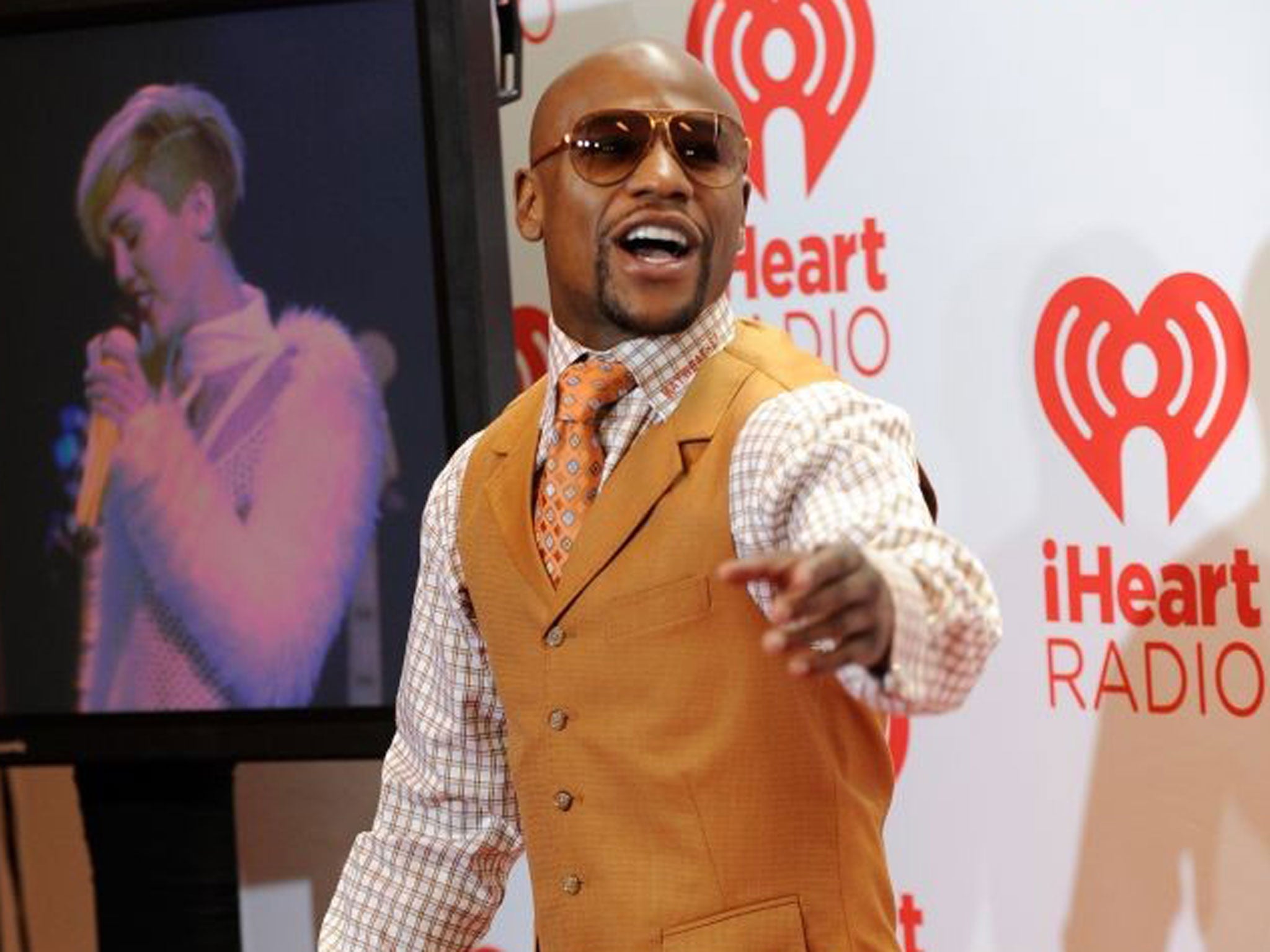 A fight between Floyd Mayweather Jnr and Amir Khan is due to be announced soon