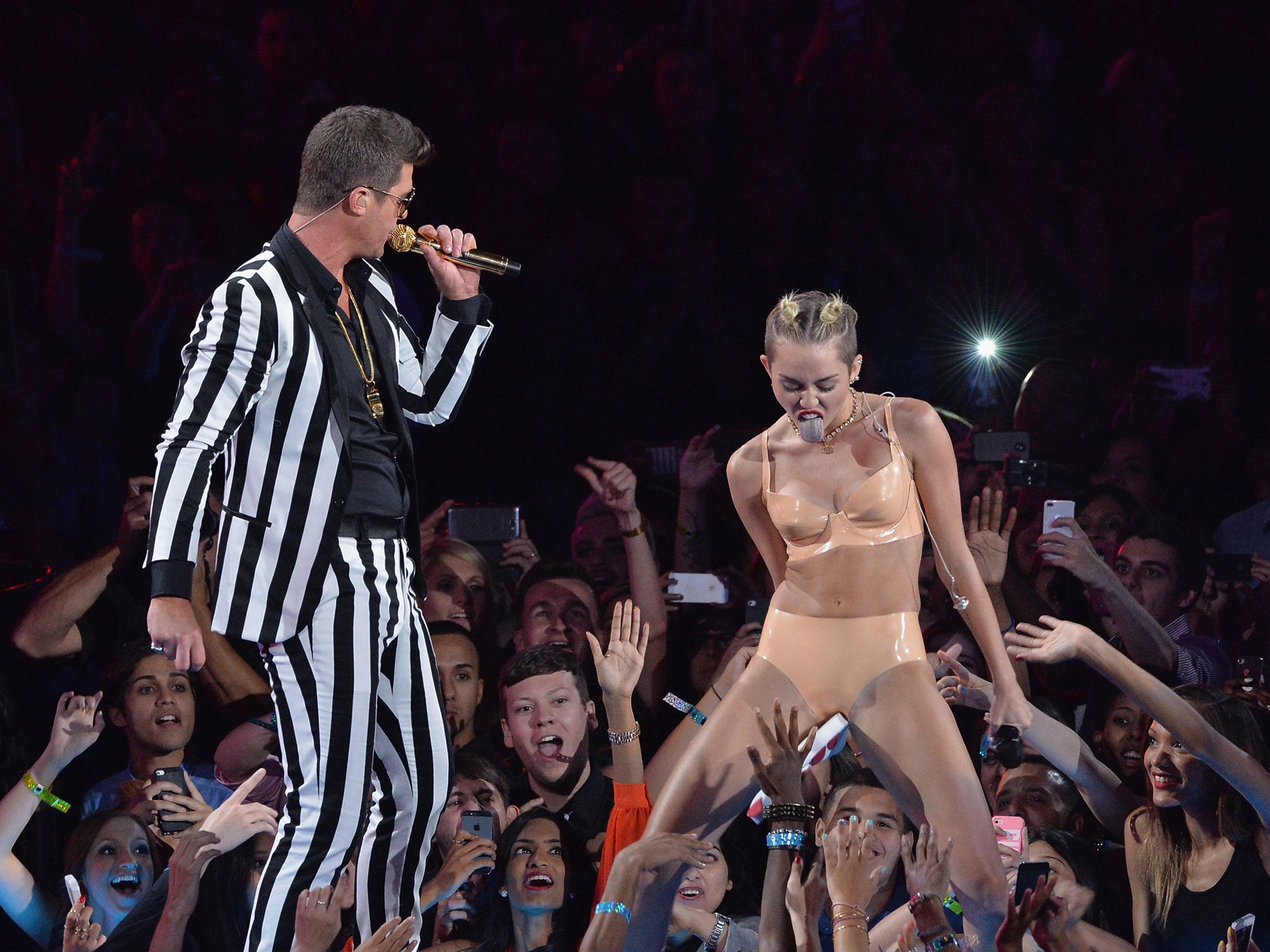 Robin Thicke and Miley Cyrus perform at the 2013 MTV Video Music Awards