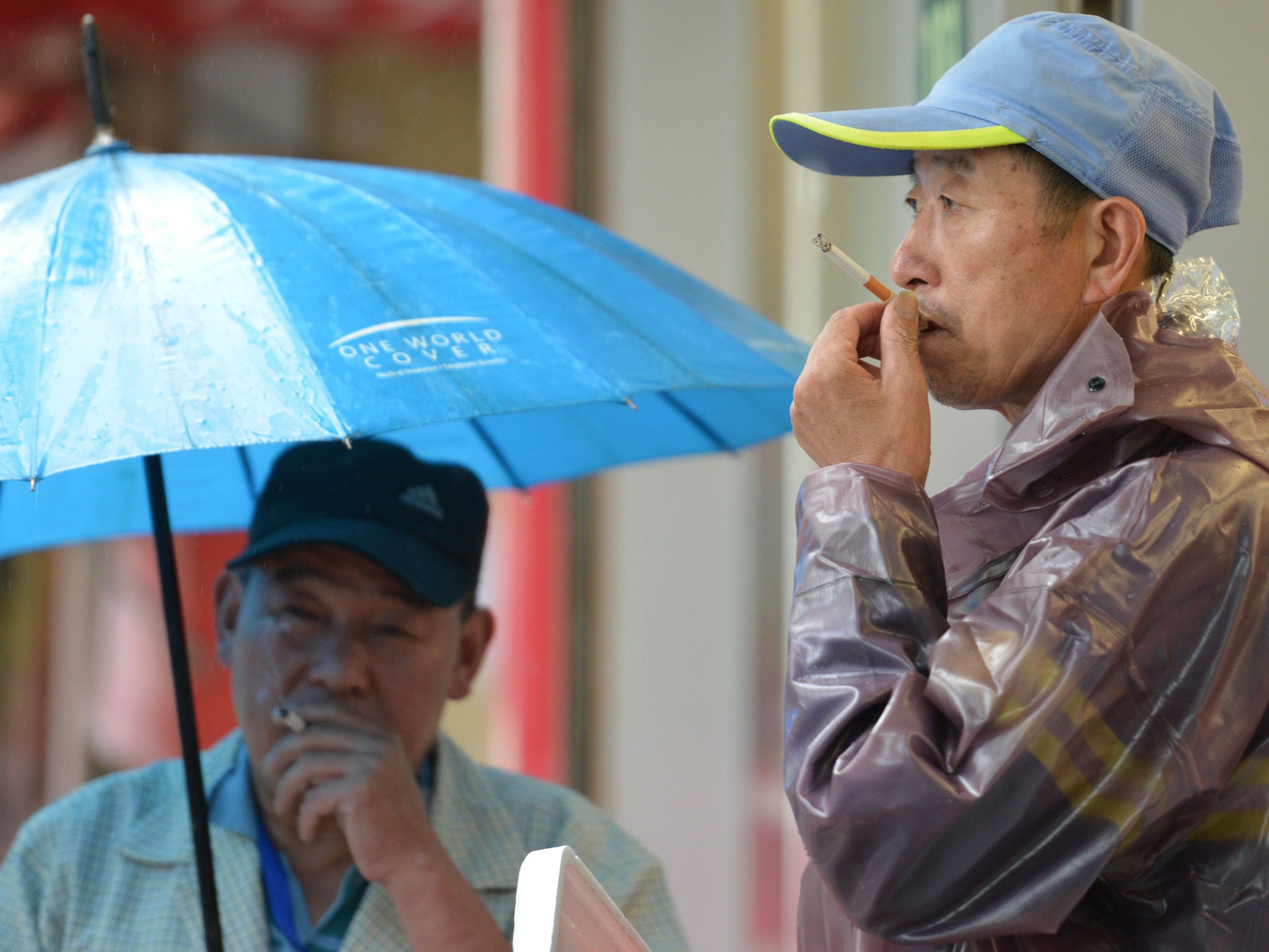 The Chinese government has urged party officials to stop smoking in public places and help colleagues quit