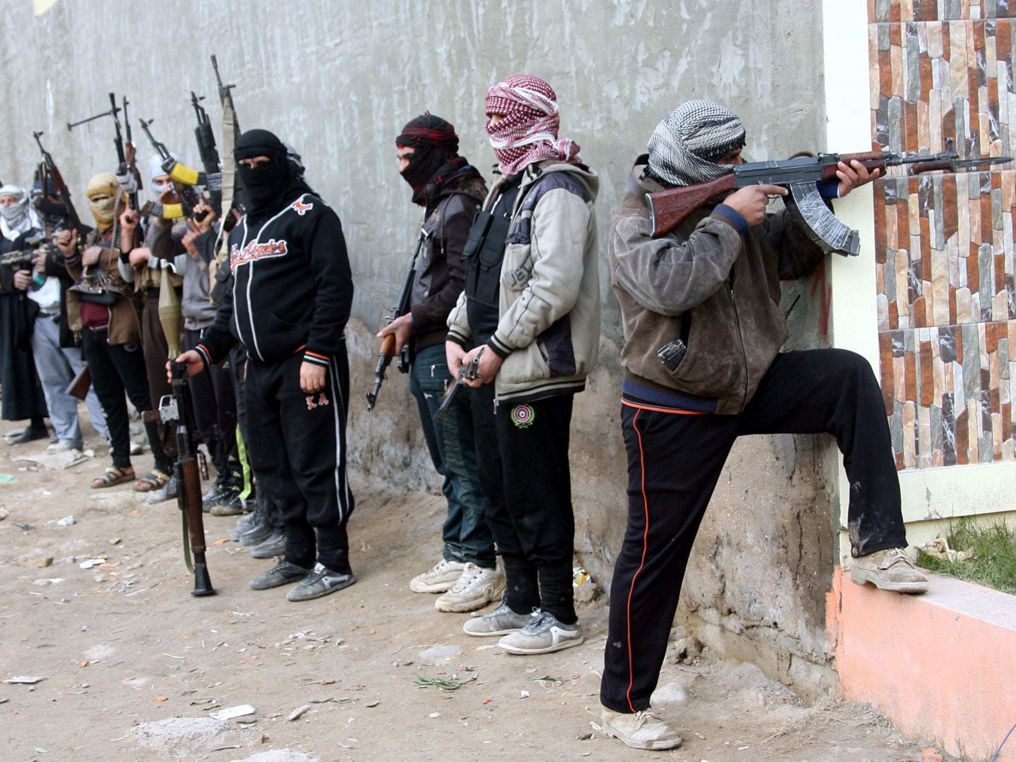 Sunni fighters arm themselves with RPG missiles launcher and machine guns as they take up position in Fallujah city, western Iraq