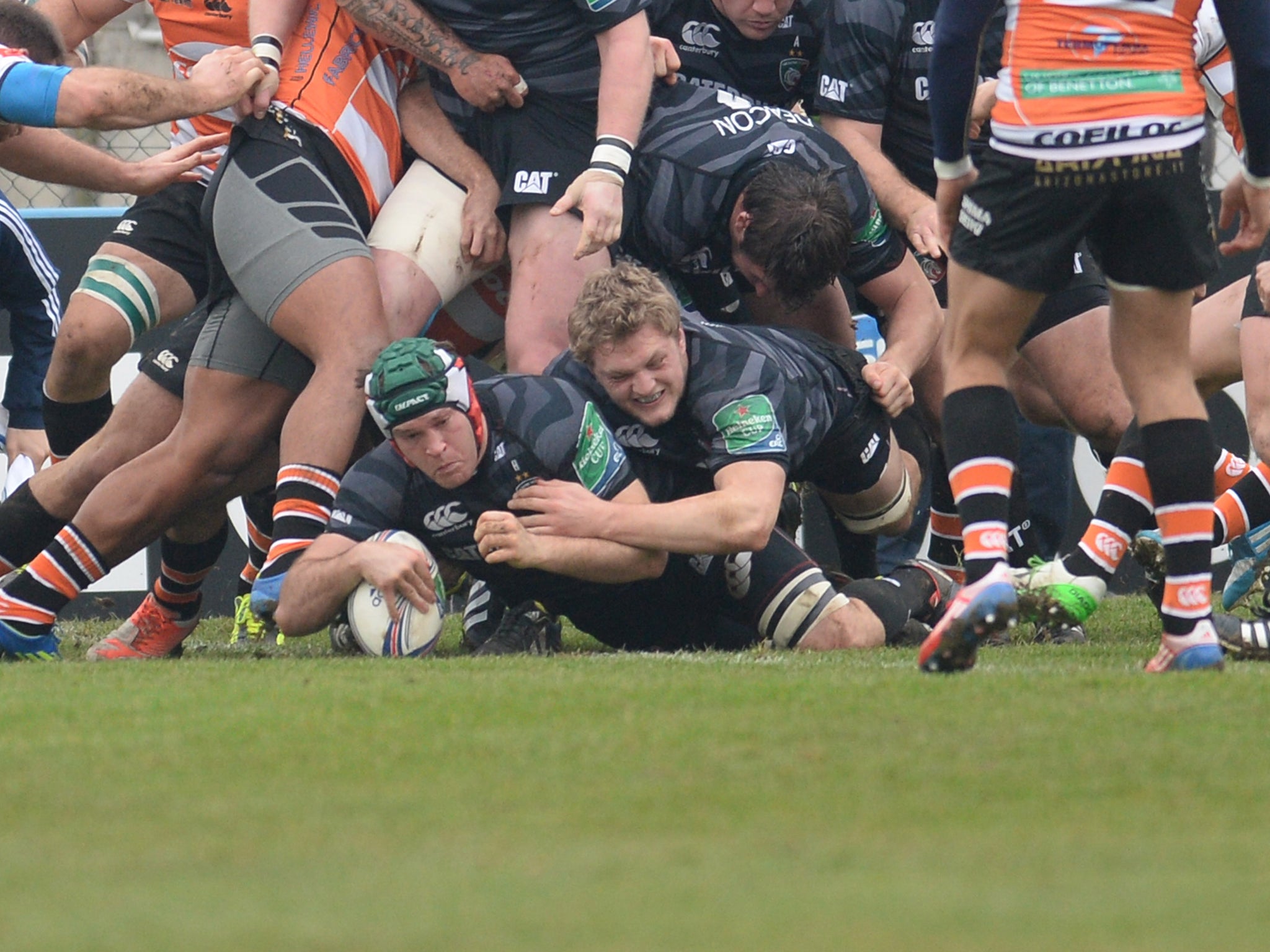 Julian Salvi scores for Leicester Tigers against Benetton Treviso