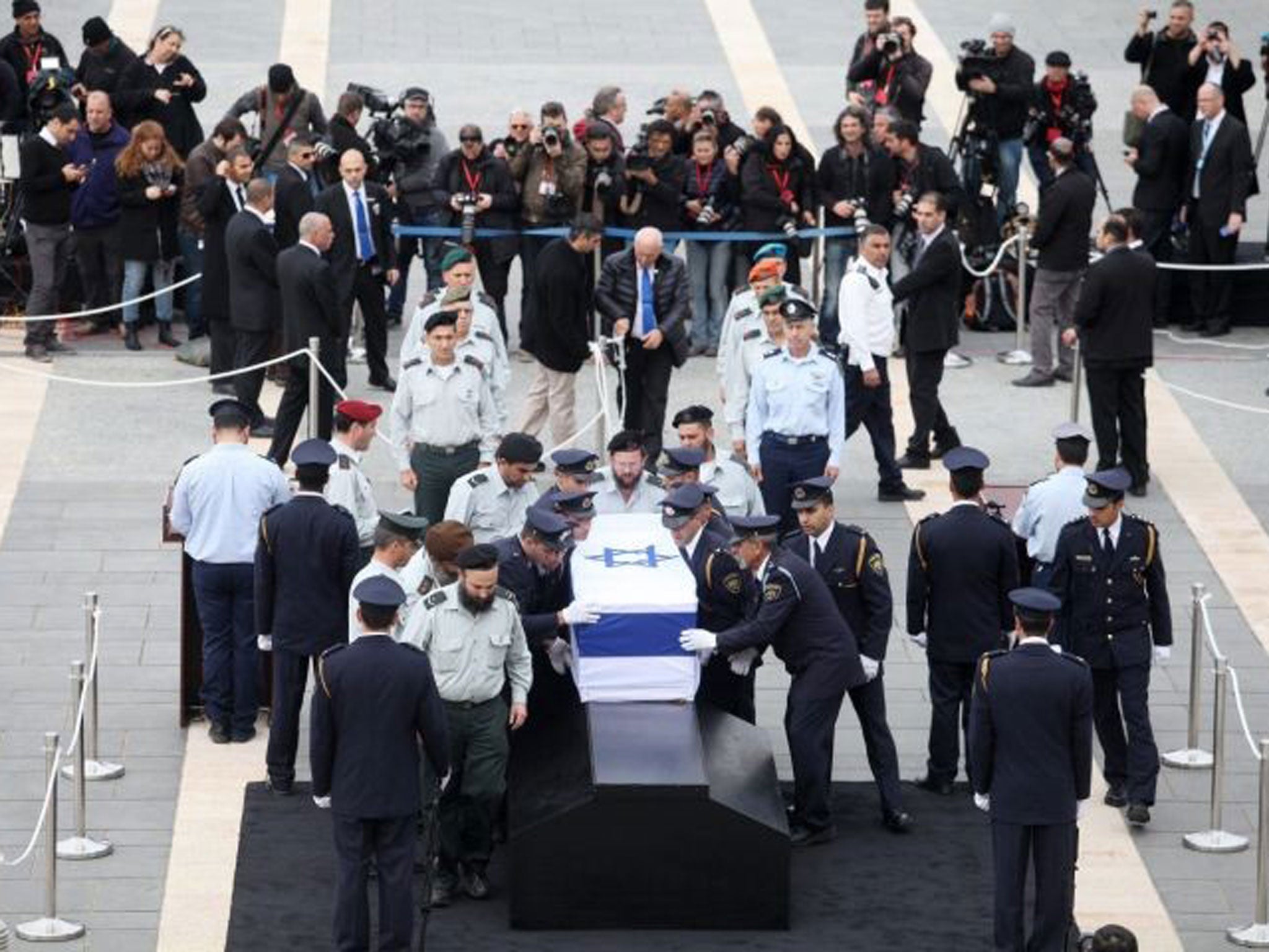 Israeli soldiers place the coffin of Ariel Sharon at the Knesset where it will lie in state today