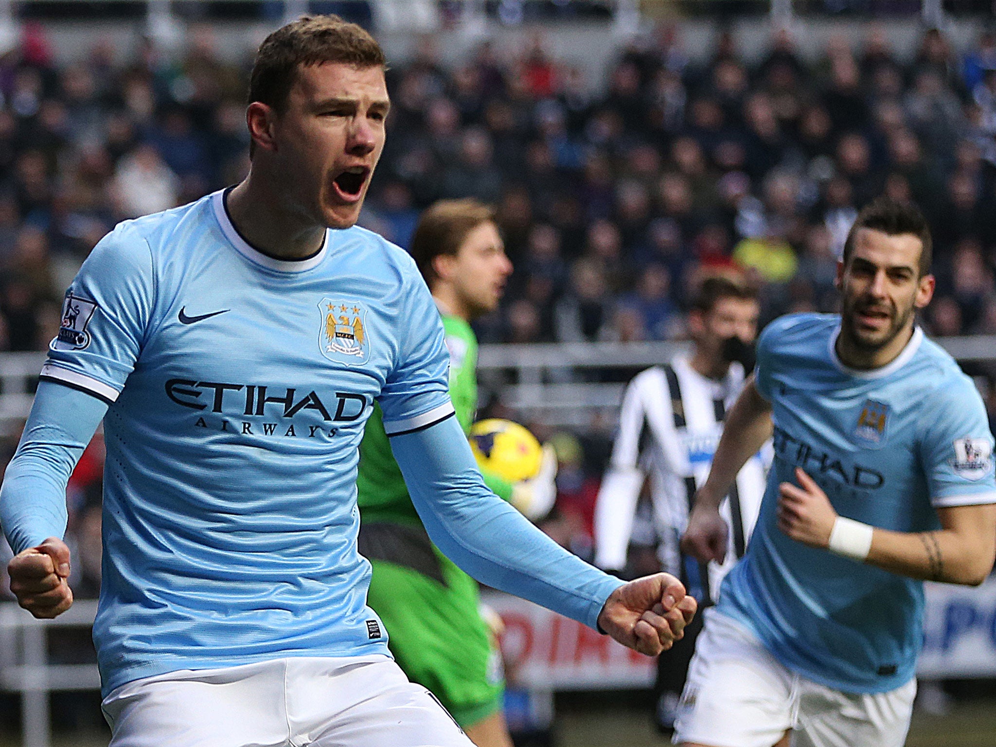 Manchester City's Bosnian striker Edin Dzeko (L) celebrates after scoring the opening goal