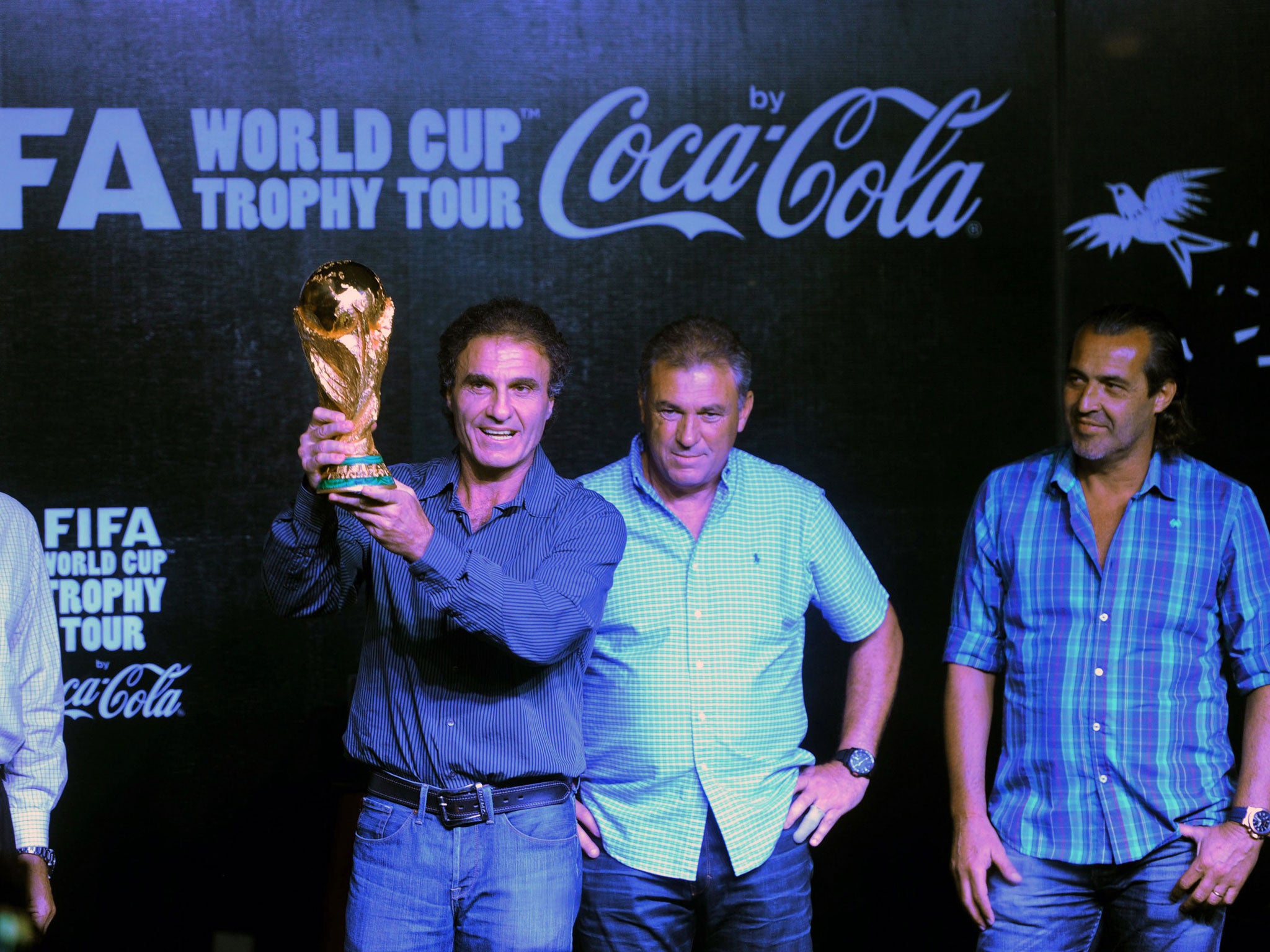 Argentine former football player Oscar Ruggeri (2-L) holds up the FIFA World Cup next to Argentine former football players Ubaldo Matildo Fillol (L), Julio Olarticoechea (2-R) and Sergio Batista (R) in Mar del Plata, Argentina on January 13, 2014, where i