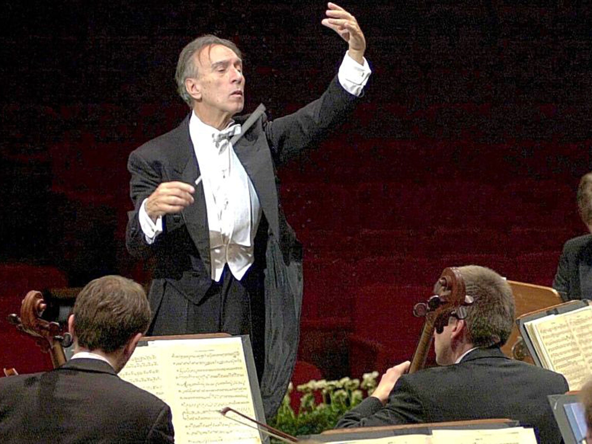 Abbado with the Berlin Philharmonic Orchestra in 2001