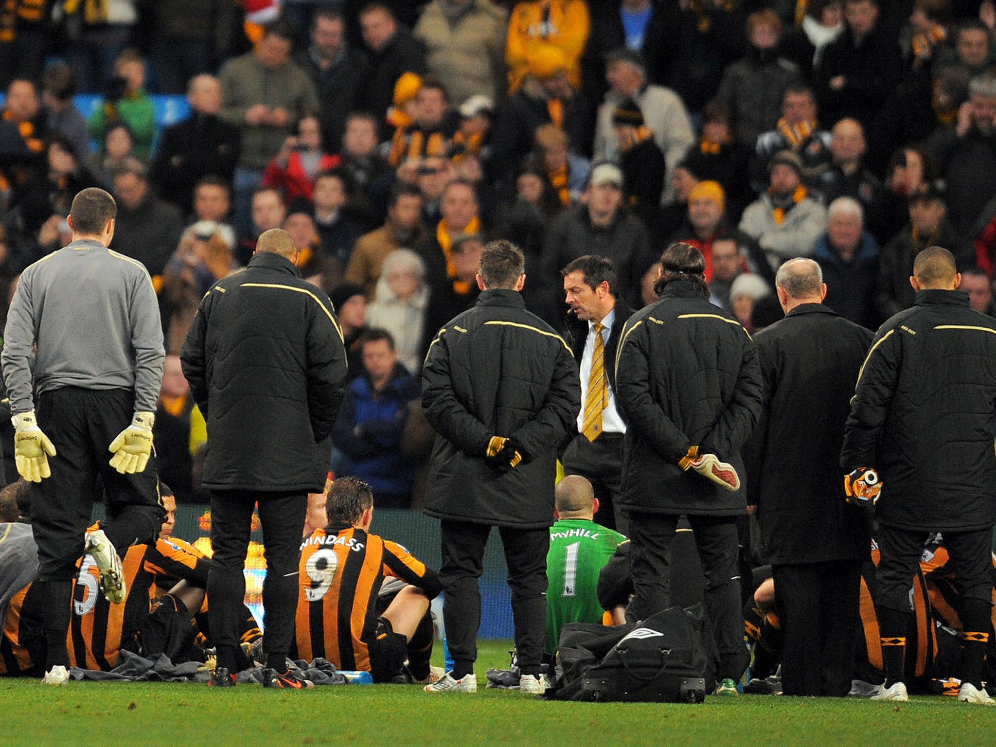 Phil Brown conducts his team talk on the pitch against Manchester City in December 2008 (Getty)