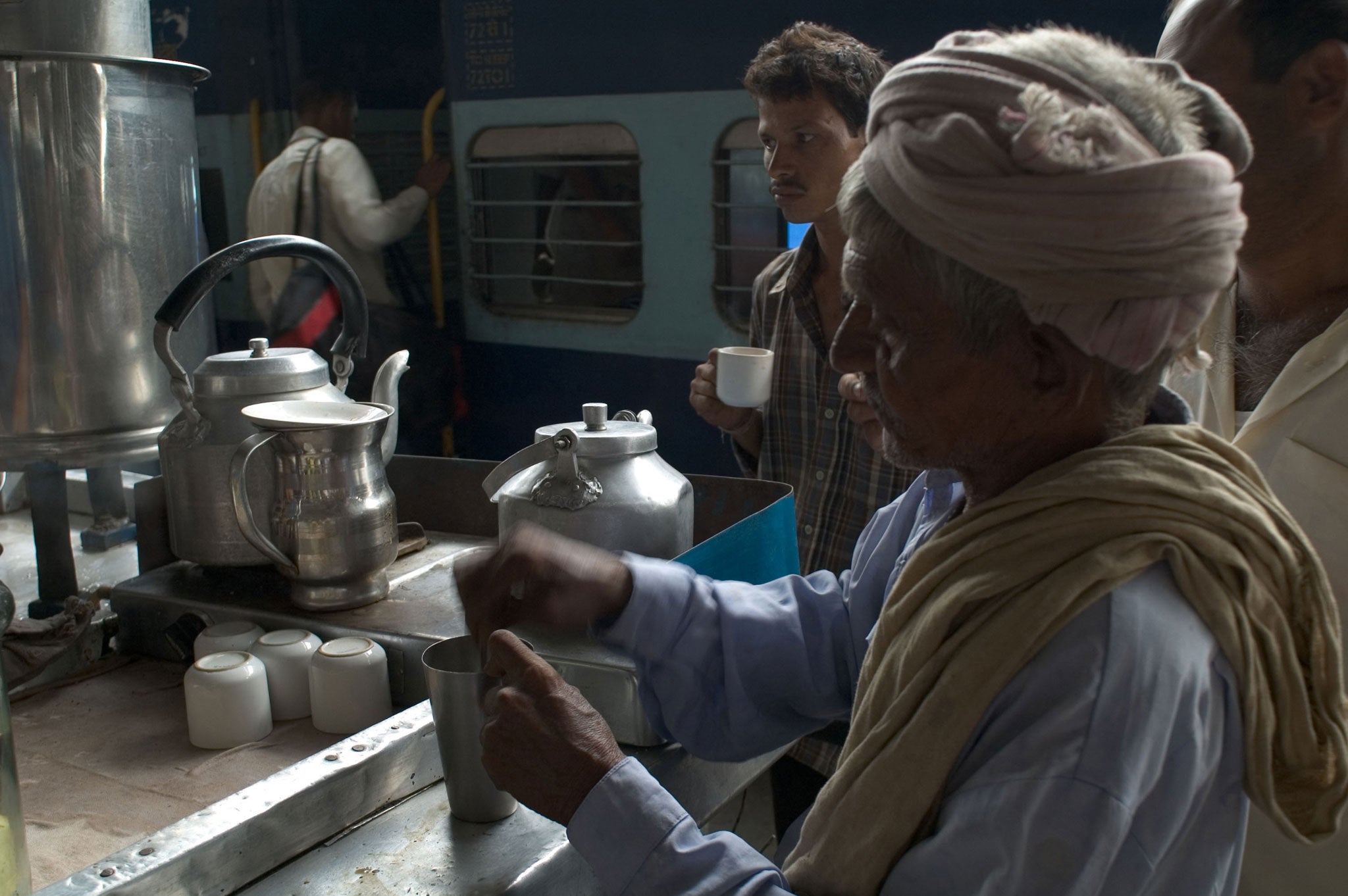 Passengers grab breakfast before departure from Old Delhi train station