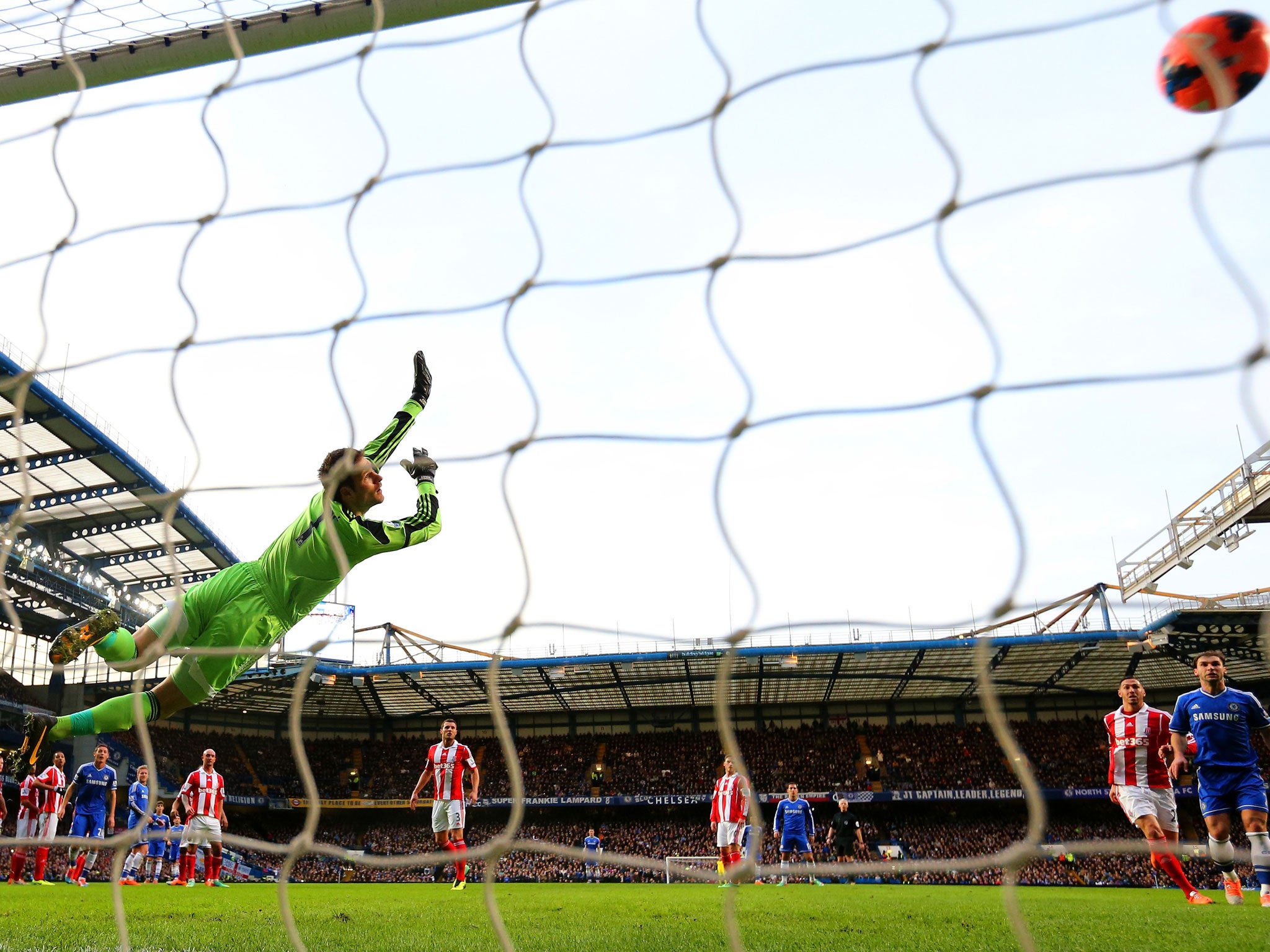 Asmir Begovic cannot stop Oscar's free-kick