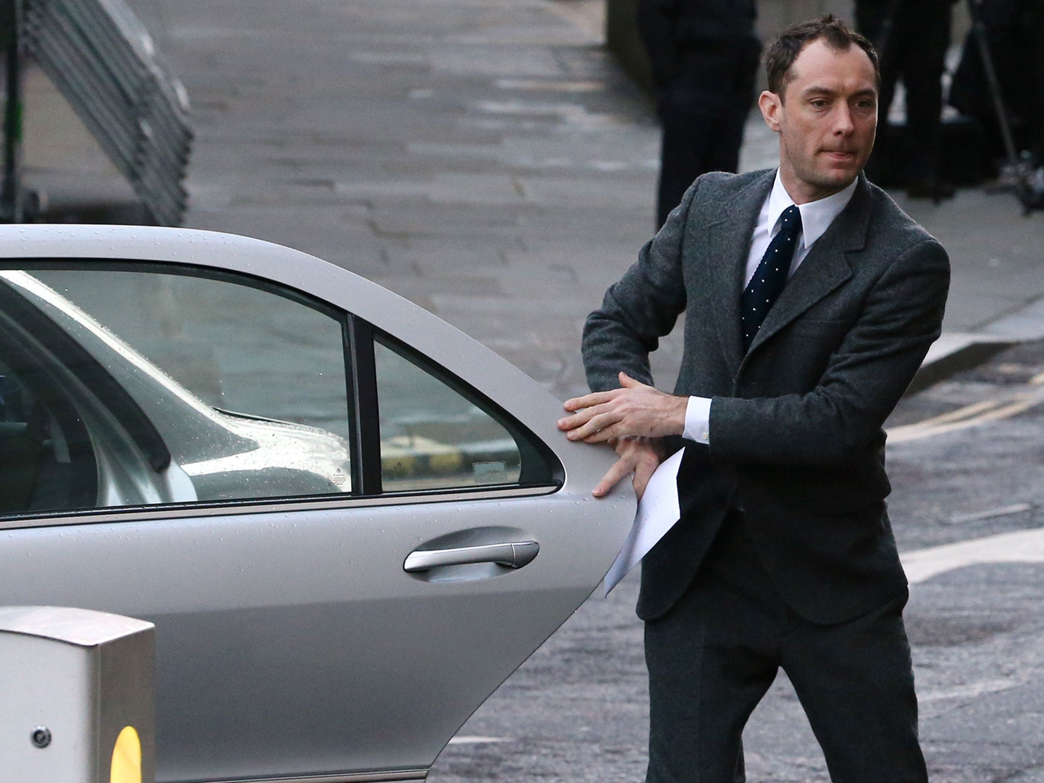 Actor Jude Law arrives for the phone-hacking trial to give evidence at Old Bailey on 27 January, 2014 in London, England.