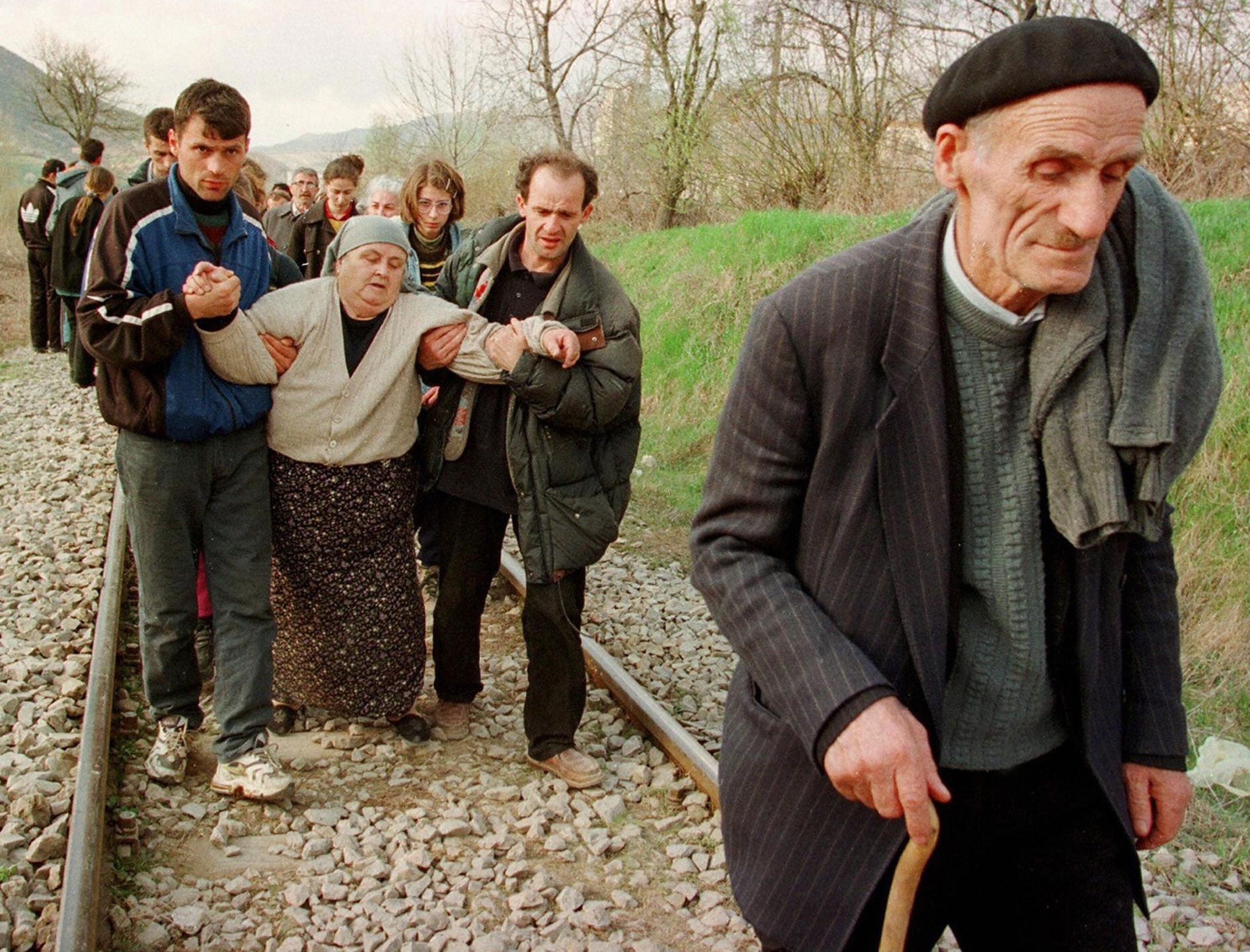 Ethnic Albanian refugees arrive by foot in Macedonia, 01 April 1999