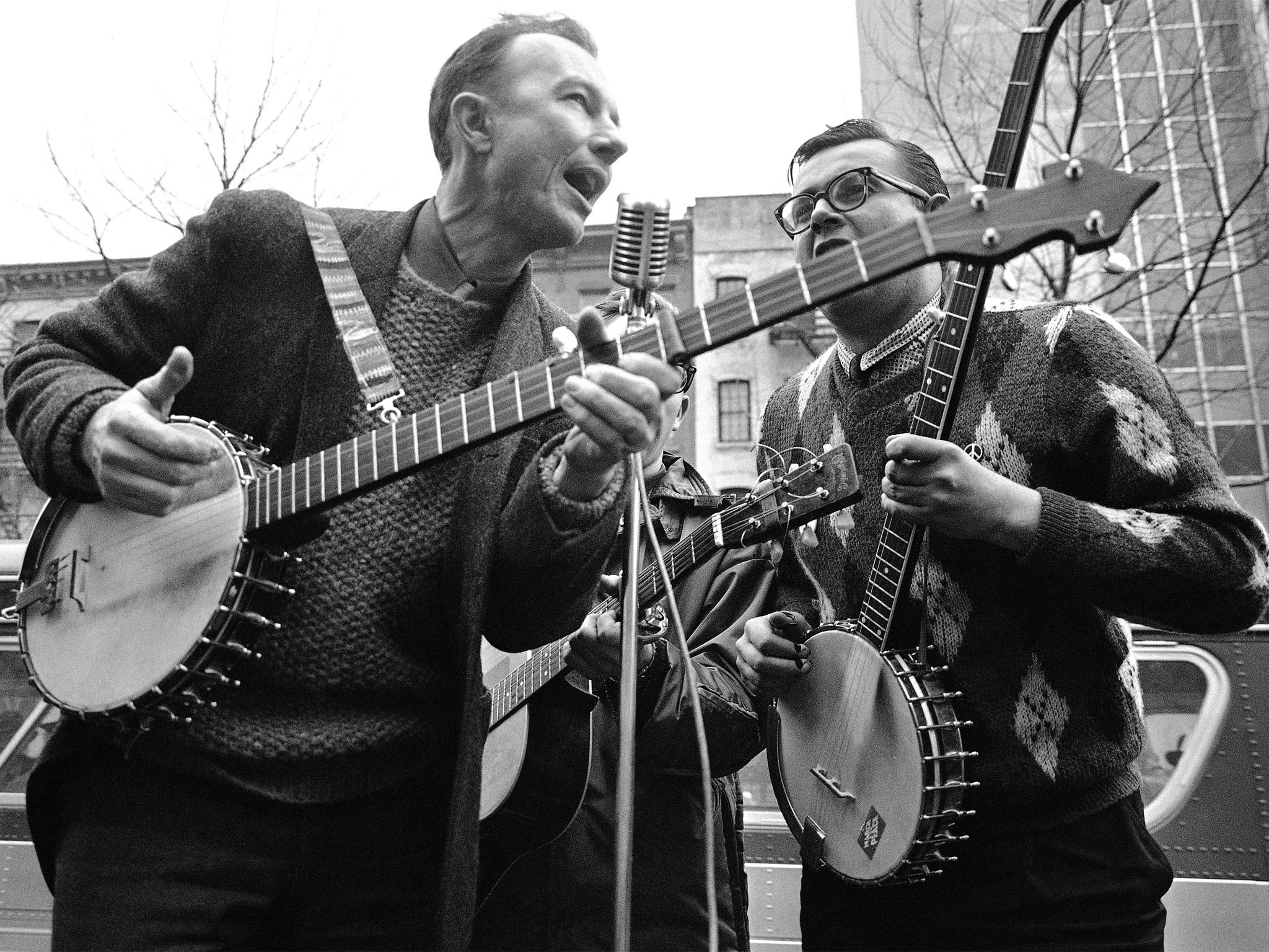 Seeger, left, at Carnegie Hall, New York in 1975