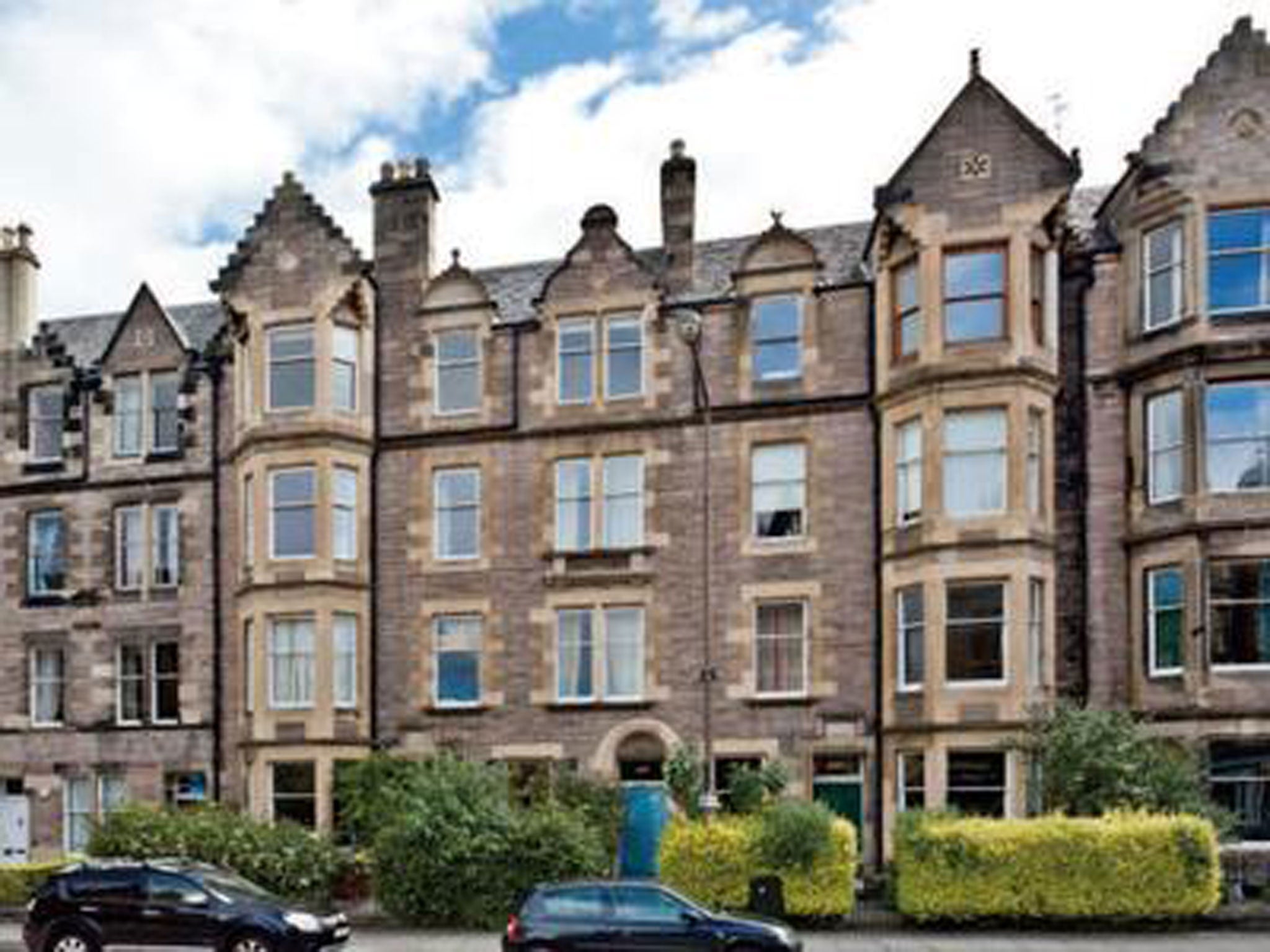 Four bedroom flat to rent in Marchmont Road, Edinburgh EH9. On with Grant Property for £900 pcm (£208 pw)