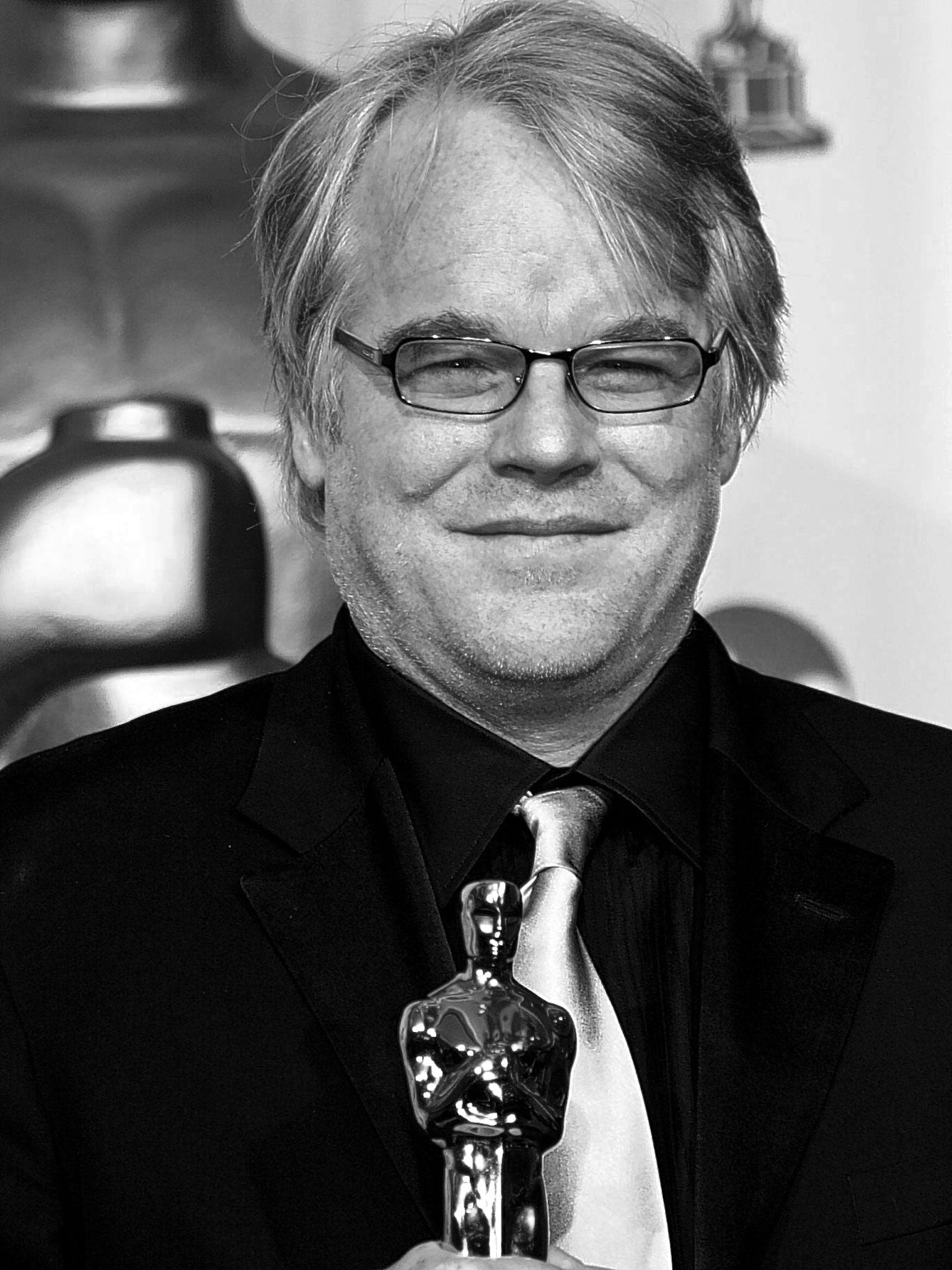 Hoffman with his Oscar for 'Capote'