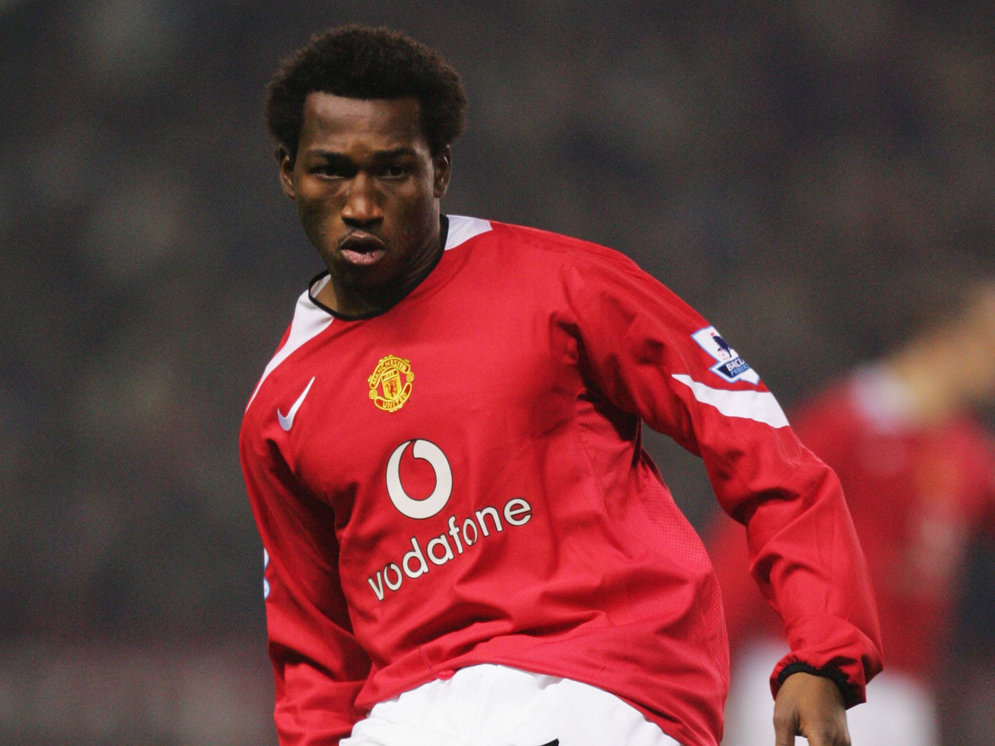 Eric Djemba-Djemba makes a pass for Manchester United back in 2004