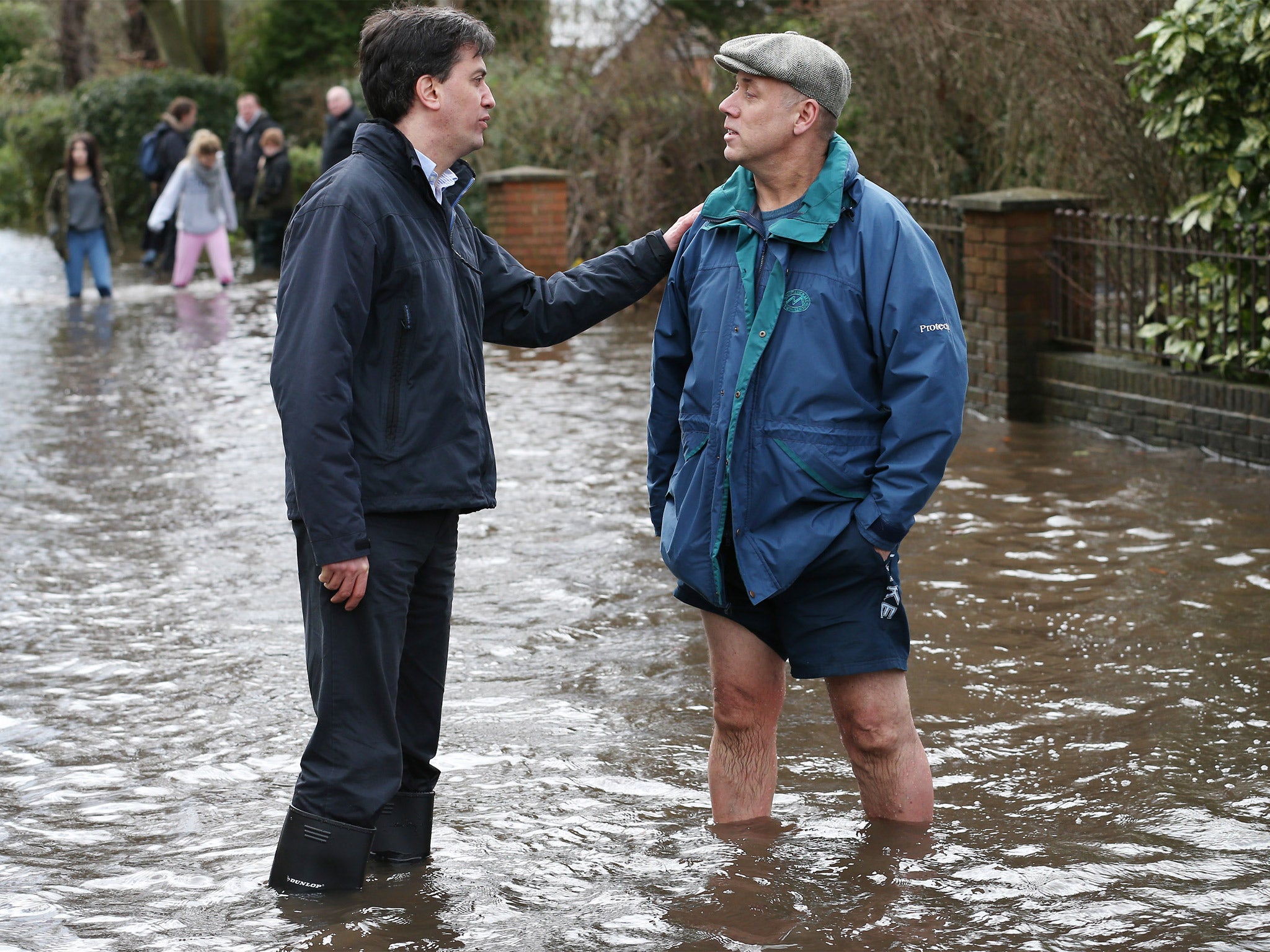 Labour party leader Ed Miliband talks with resident Peter Horner (Getty)