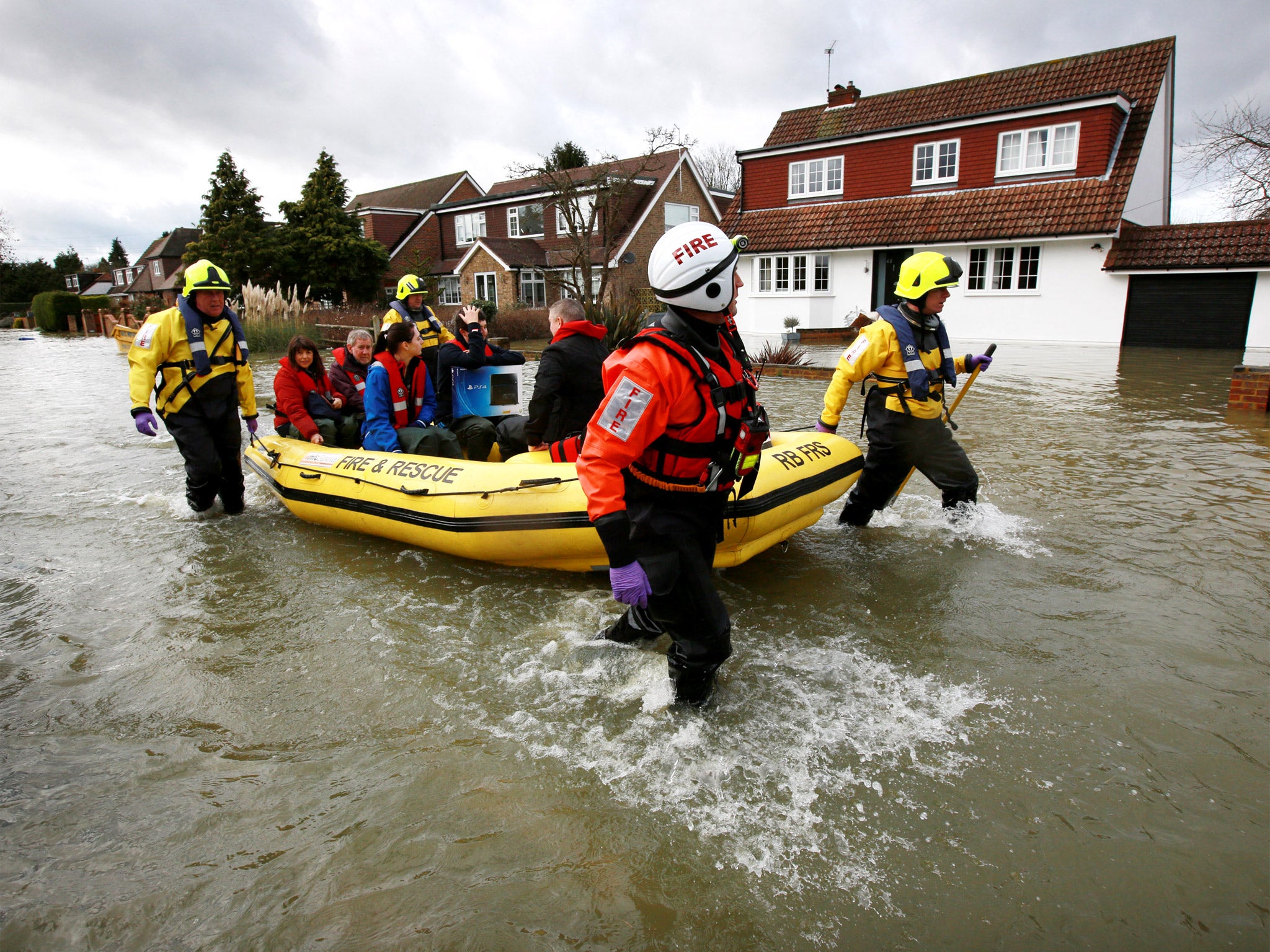 Members of Royal Berkshire Fire &amp; Rescue squad evacuate a family (Getty)