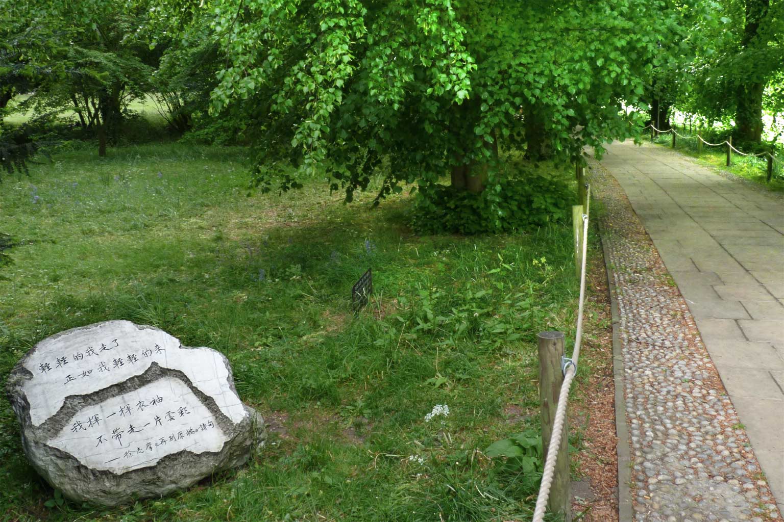 In the Backs of King's College a memorial stone to Xu Zhimo stands, showing the first and last two lines of his poem, 'Farewell to Cambridge'. Credit: Creative Commons.