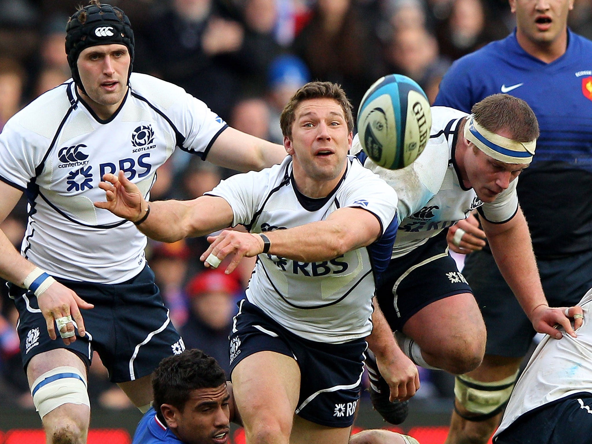Scotland scrum-half Chris Cusiter has agreed to join Sale Sharks from Glasgow Warriors
