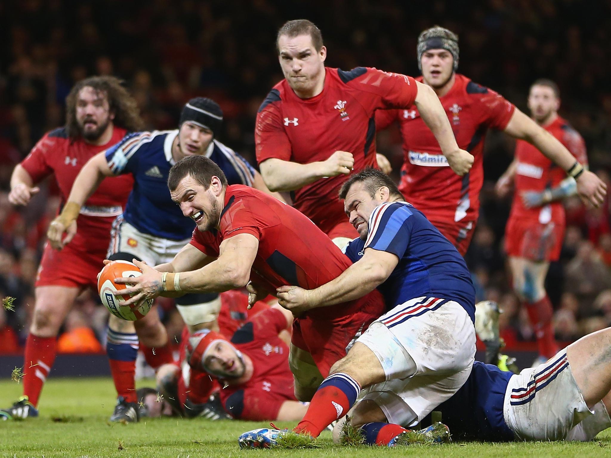 Sam Warburton of Wales scores his sides second try as Nicolas Mas of France fails to hold him up