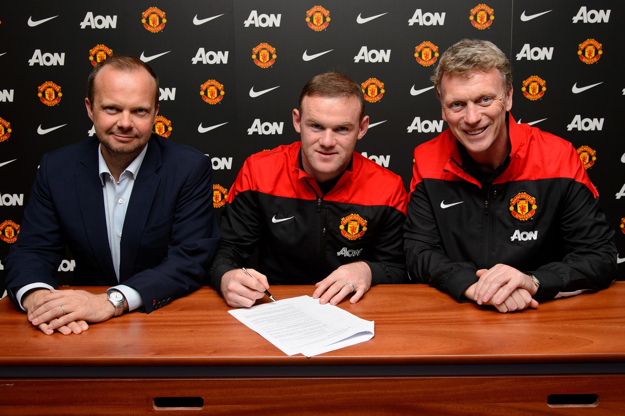 Wayne Rooney of Manchester United poses with Manager David Moyes and Executive Vice Chairman Ed Woodward