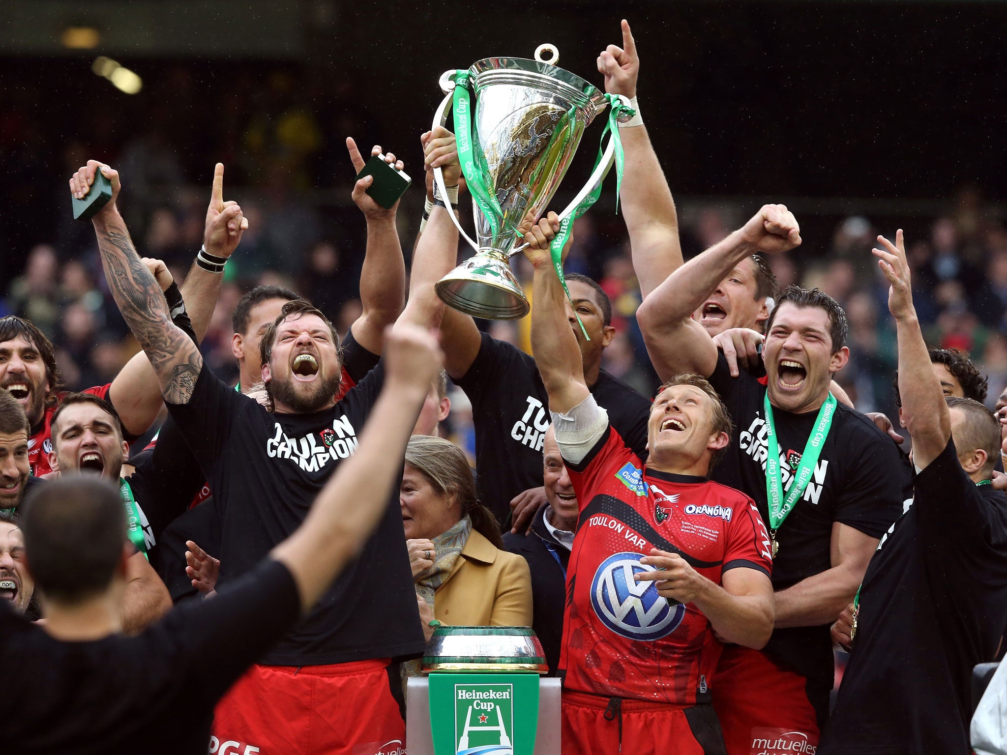 Jonny Wilkinson (R) and Joe van Niekerk of Toulon raise the Heineken Cup after their victory last year